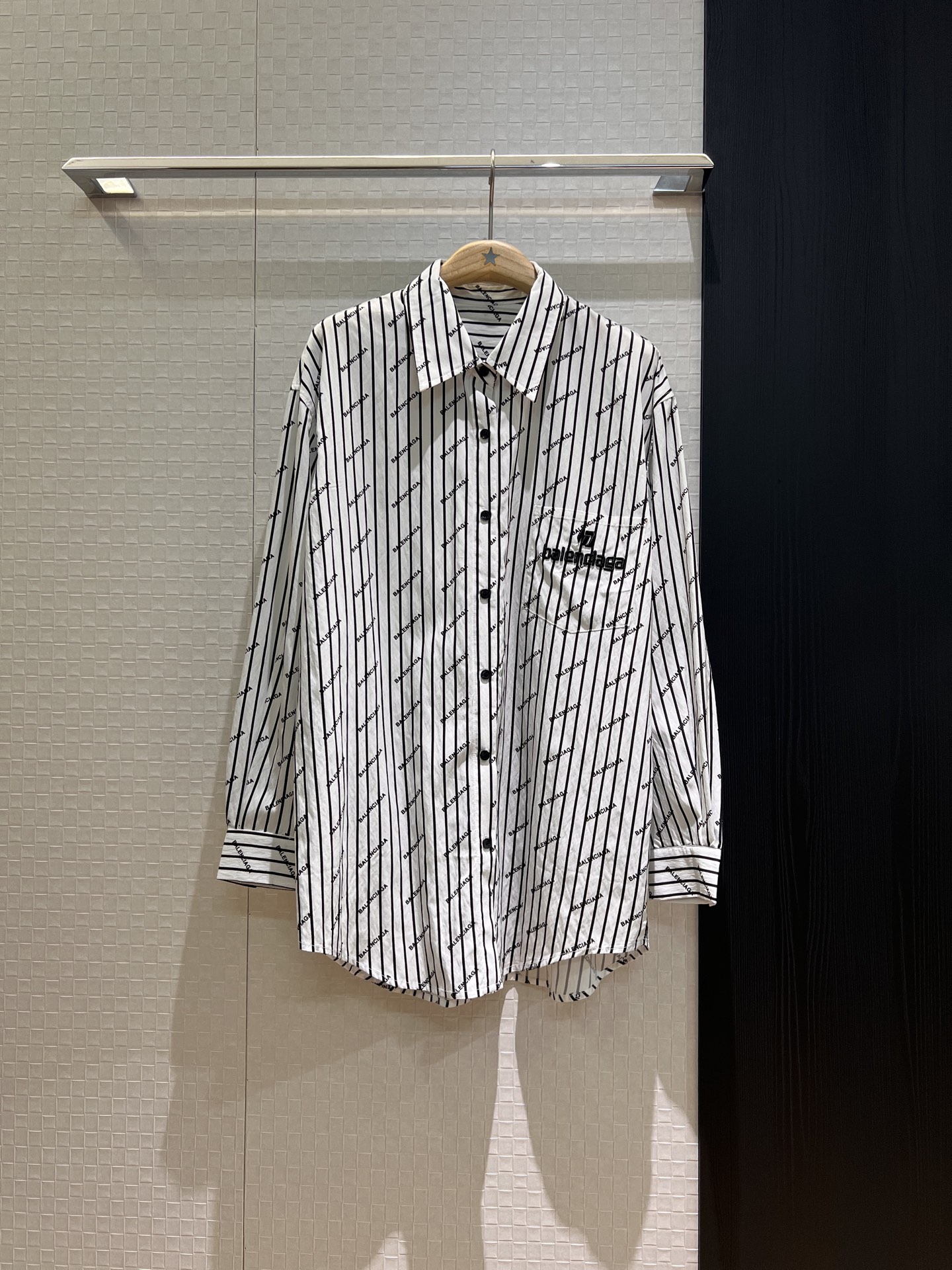 NO:331060,New embroidered three-dimensional logo letter decorative pocket, striped logo shirt loose style, handsome casual and small suspender strap, black and pink SML, alexander wang19860909新款刺绣立体logo字母装饰口袋 条纹满logo衬衣宽松版型 帅气休闲度假搭个小吊带 黑色粉色 SML,,alexander wang,Women's clothing