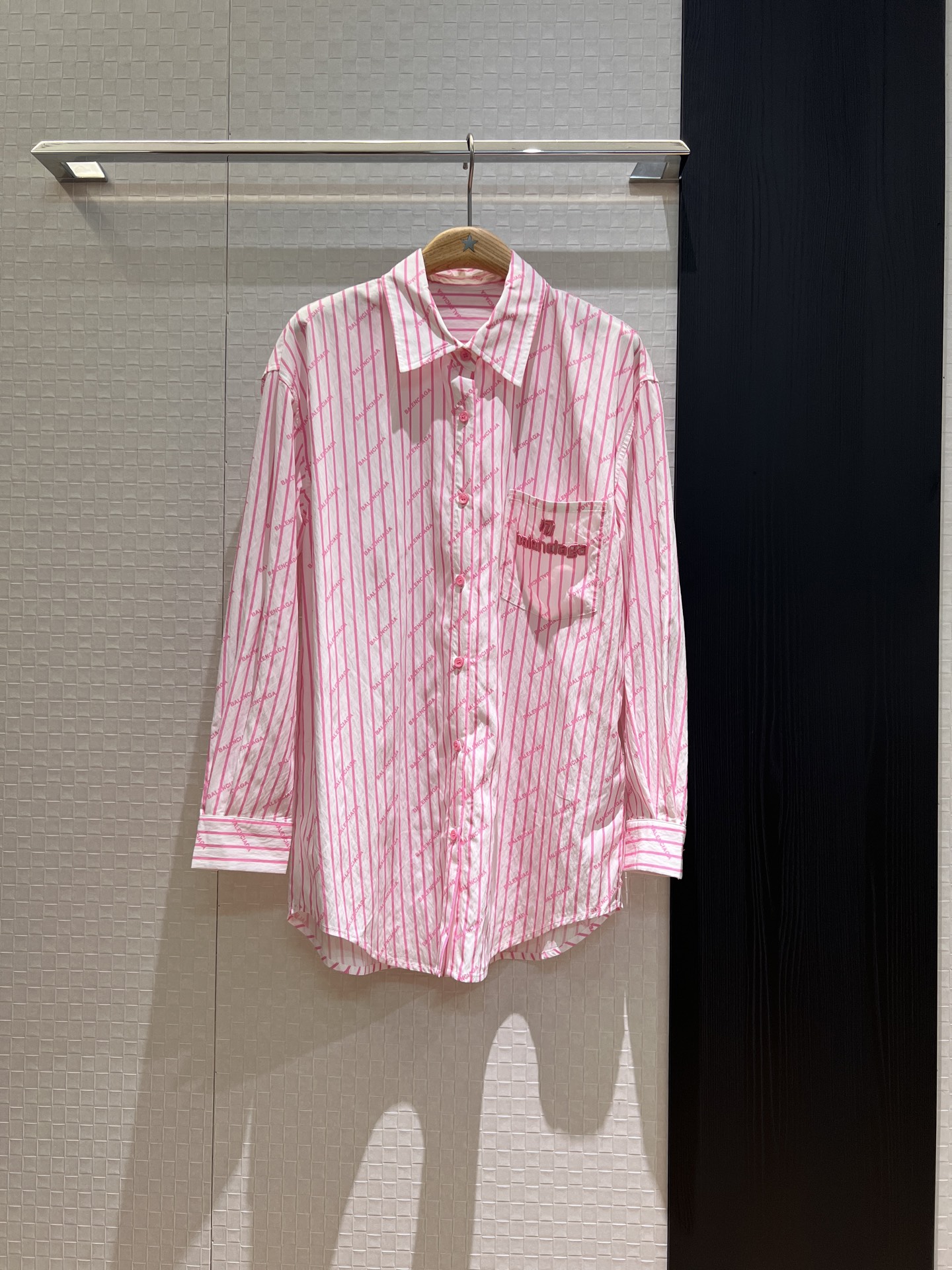 NO:331066,New embroidered three-dimensional logo letter decorative pocket, striped logo shirt loose style, handsome casual and small suspender strap, black and pink SML, alexander wang19860909新款刺绣立体logo字母装饰口袋 条纹满logo衬衣宽松版型 帅气休闲度假搭个小吊带 黑色粉色 SML,,alexander wang,Women's clothing