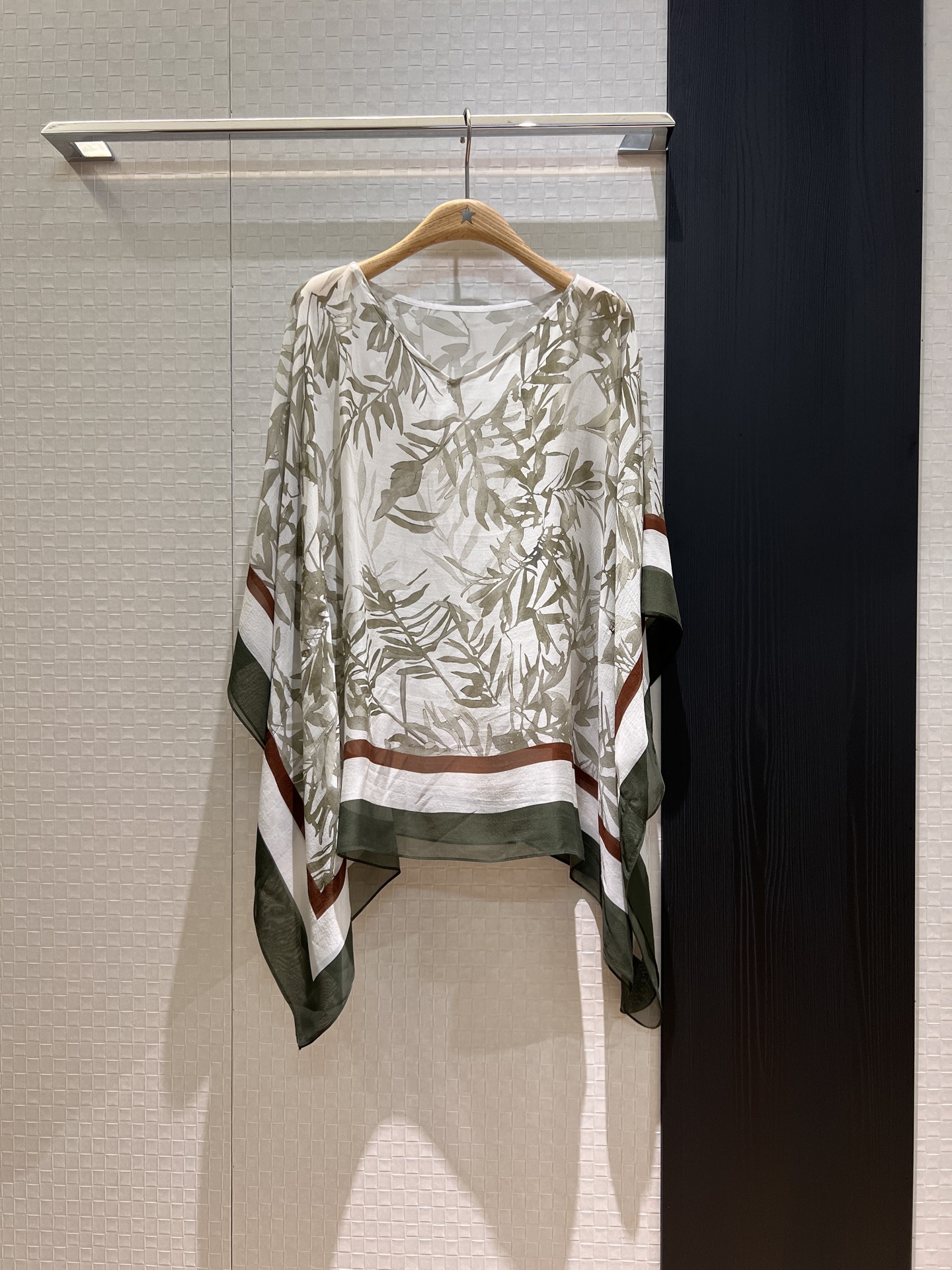 NO:331072,New BC leaf printed silk cape blouse top V-neck loose and versatile vacation and casual low-key old money style lazy and relaxing feeling One size, real silk, alexander wang19860909新款BC树叶印花真丝斗篷式罩衫上衣V领宽松百搭 度假休闲低调老钱风 慵懒松弛感 均码,,real silk,alexander wang,Women's clothing
