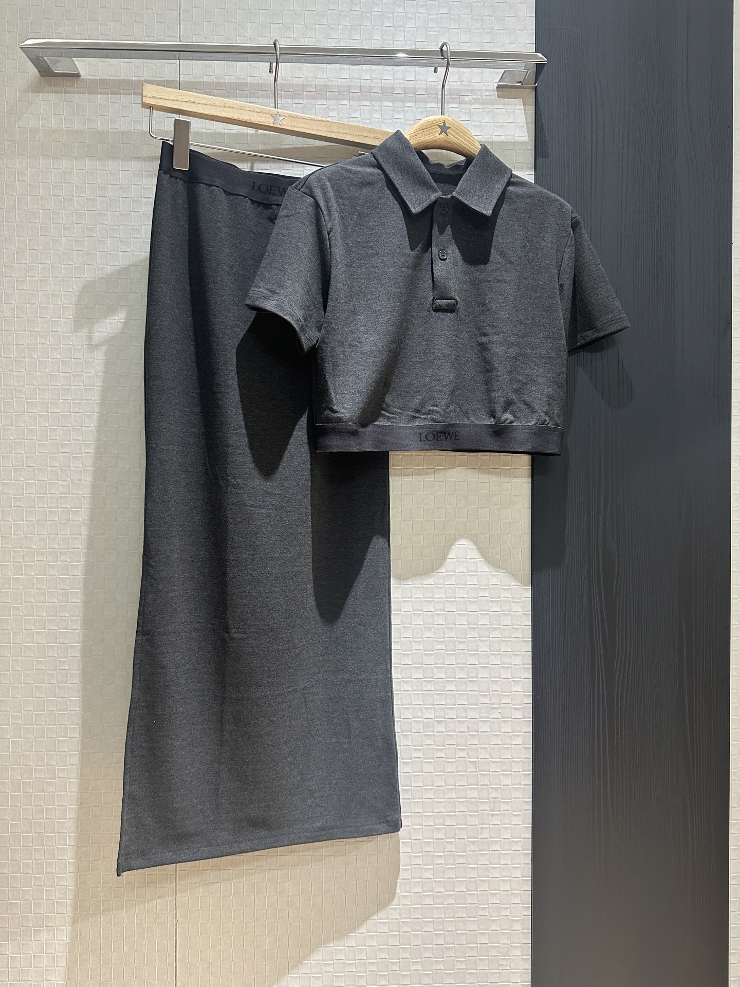 NO:331075,New lapel short top elastic waist and hip skirt logo jacquard elastic waist belt skirt slit fabric elastic fit, slimming temperament, essential for age reduction Gray apricot SML, skirts, alexander wang19860909新款翻领短款小上衣松紧腰包臀半裙 logo提花松紧腰带 裙摆开叉面料弹力贴身 显瘦气质 减龄必备 灰色杏色 SML,,skirts,alexander wang,Women's clothing