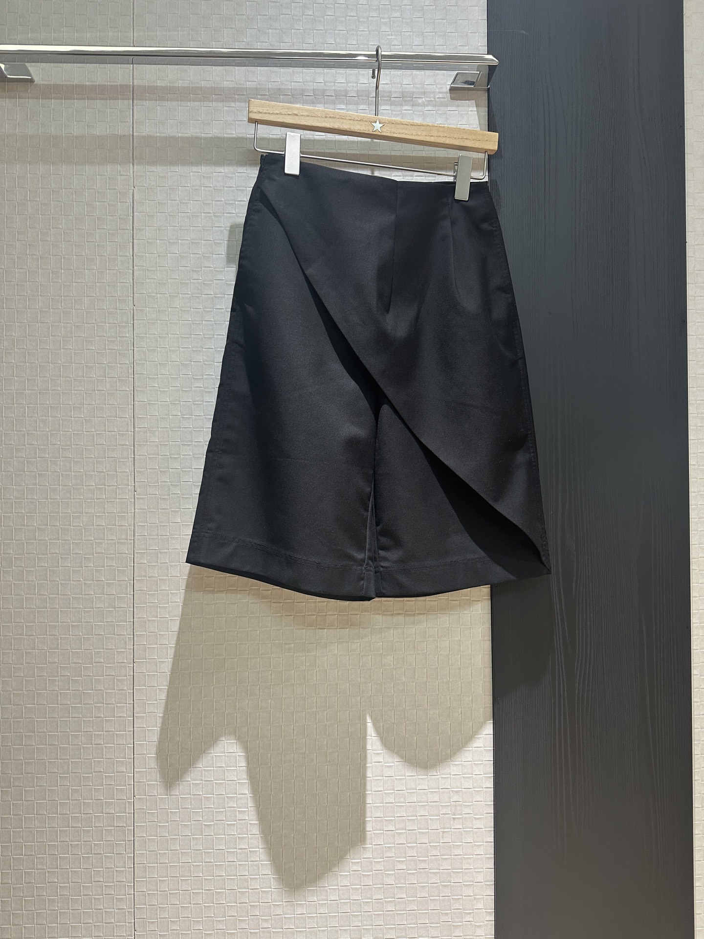 NO:331079,New style is coming irregular splicing design of five-point pants shorts casual mid-trousers back pocket classic logo small leather logo simple and fashionable casual versatile SML, shorts, alexander wang19860909新款来袭不规则拼接设计五分裤短裤 休闲中裤后口袋经典logo小皮标 简单时尚 休闲百搭SML,,shorts,alexander wang,Women's clothing
