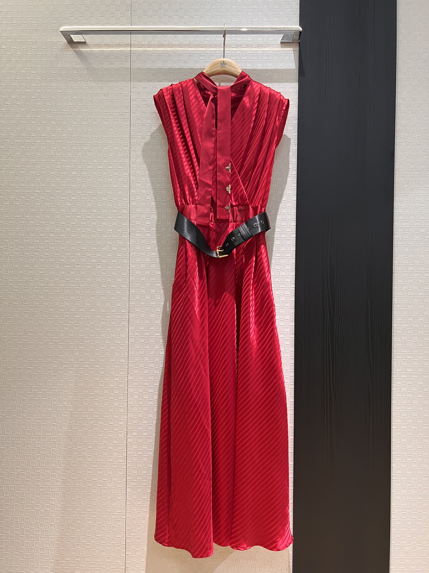 NO:331087,New metal sheet flower decorative streamer sleeveless long skirt, red striped dress, dress delivery belt, elegant and modern, full of aura SML, skirts, alexander wang19860909新款金属片花装饰飘带无袖长裙 红条纹礼服连衣裙配送腰带 优雅摩登 气场十足 SML,,skirts,alexander wang,Women's clothing