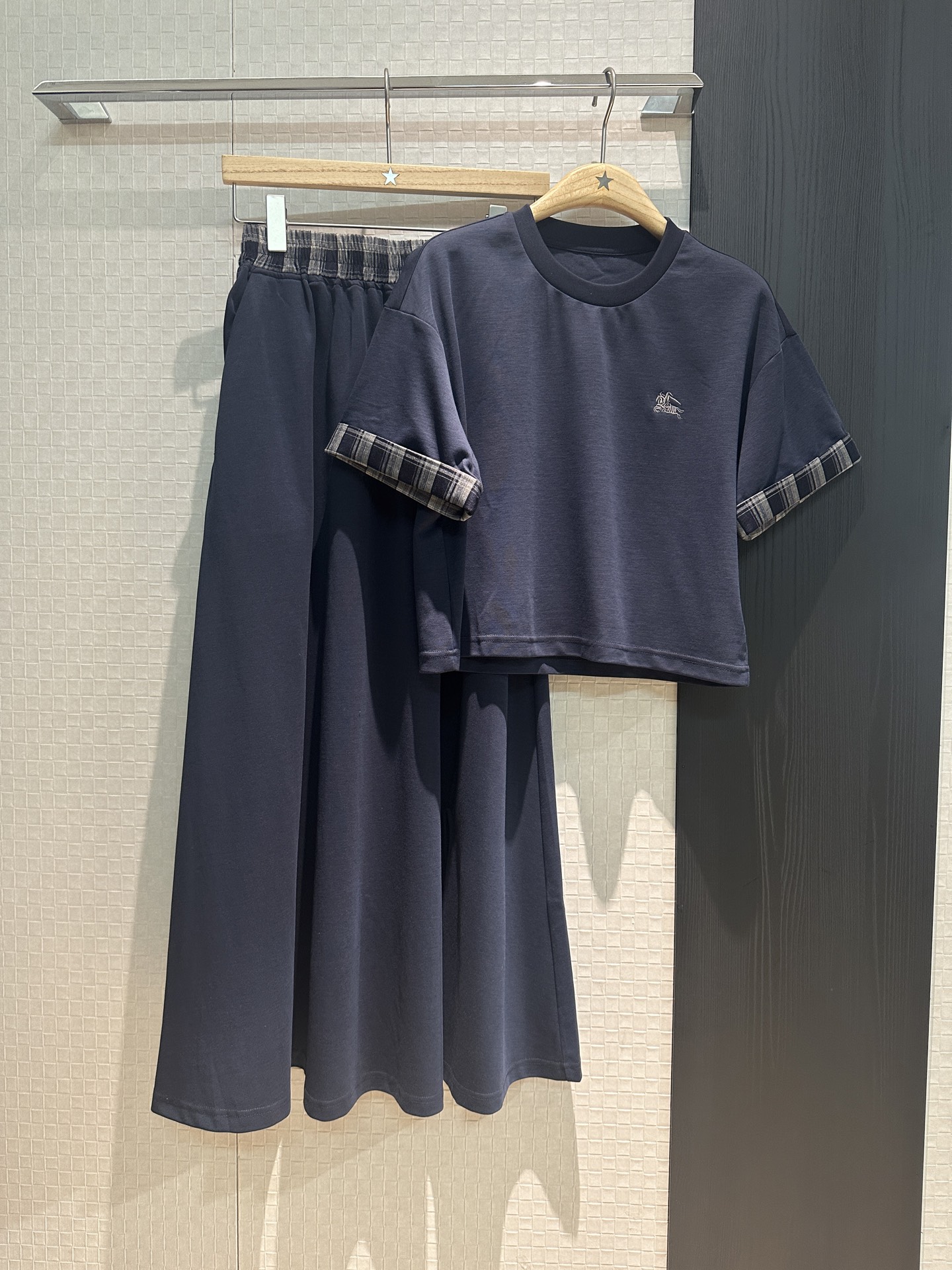NO:331494,New spliced ​​plaid casual suit, embroidered war horse logo decorative rolled sleeves T-shirt top elastic waist slit skirt, A-line skirt hem vacation and age reduction, dark blue and white SML, skirts, tees, t-shirt, alexander wang19860909新款拼接格纹休闲套装 刺绣战马logo装饰卷边袖T恤上衣松紧腰开叉半裙 A字大裙摆度假减龄 深蓝白色 SML,,skirts,tees，t-shirt,alexander wang,Women's clothing