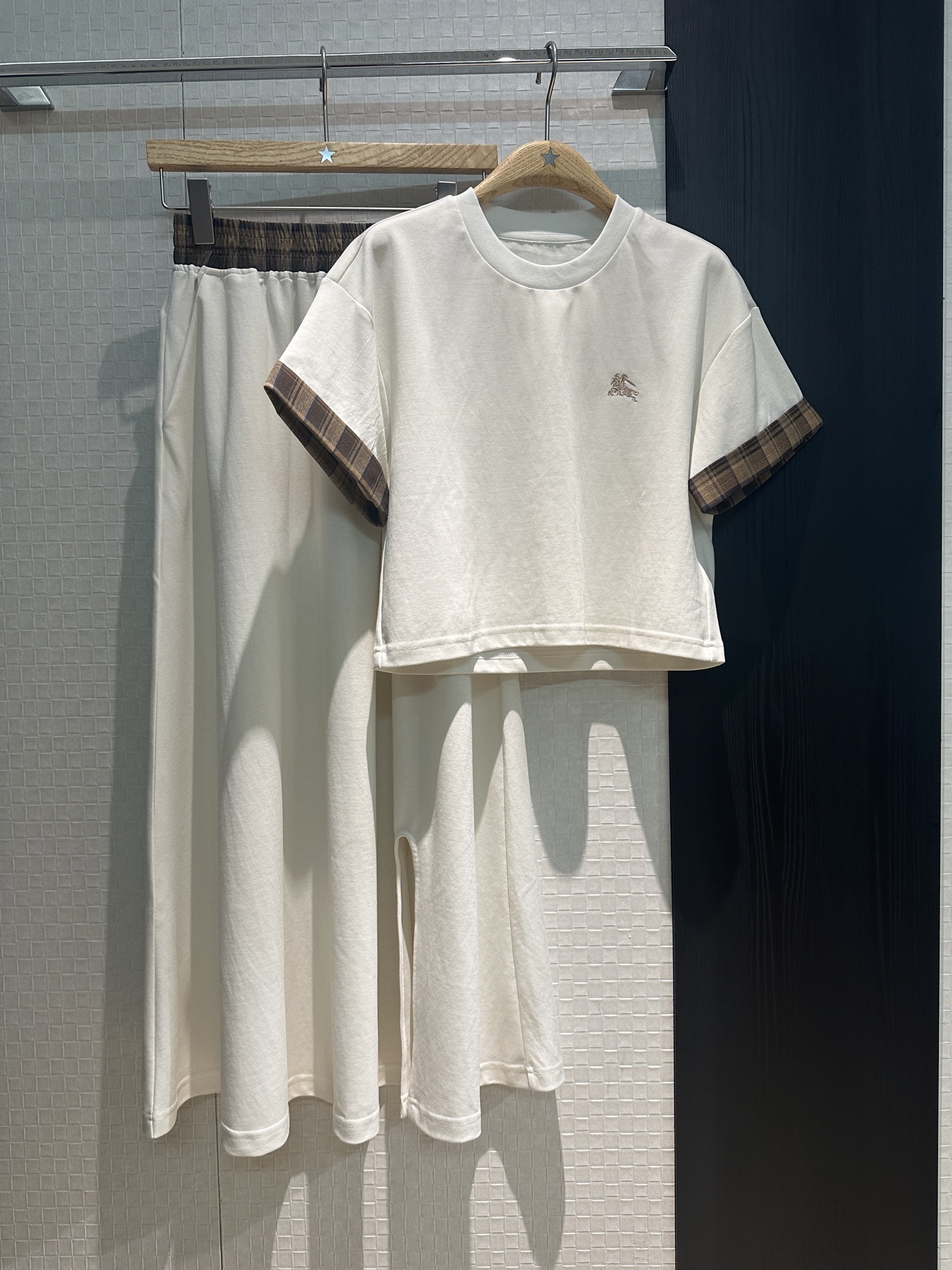 NO:331500,New spliced ​​plaid casual suit, embroidered war horse logo decorative rolled sleeves T-shirt top elastic waist slit skirt, A-line skirt hem vacation and age reduction, dark blue and white SML, skirts, tees, t-shirt, alexander wang19860909新款拼接格纹休闲套装 刺绣战马logo装饰卷边袖T恤上衣松紧腰开叉半裙 A字大裙摆度假减龄 深蓝白色 SML,,skirts,tees，t-shirt,alexander wang,Women's clothing