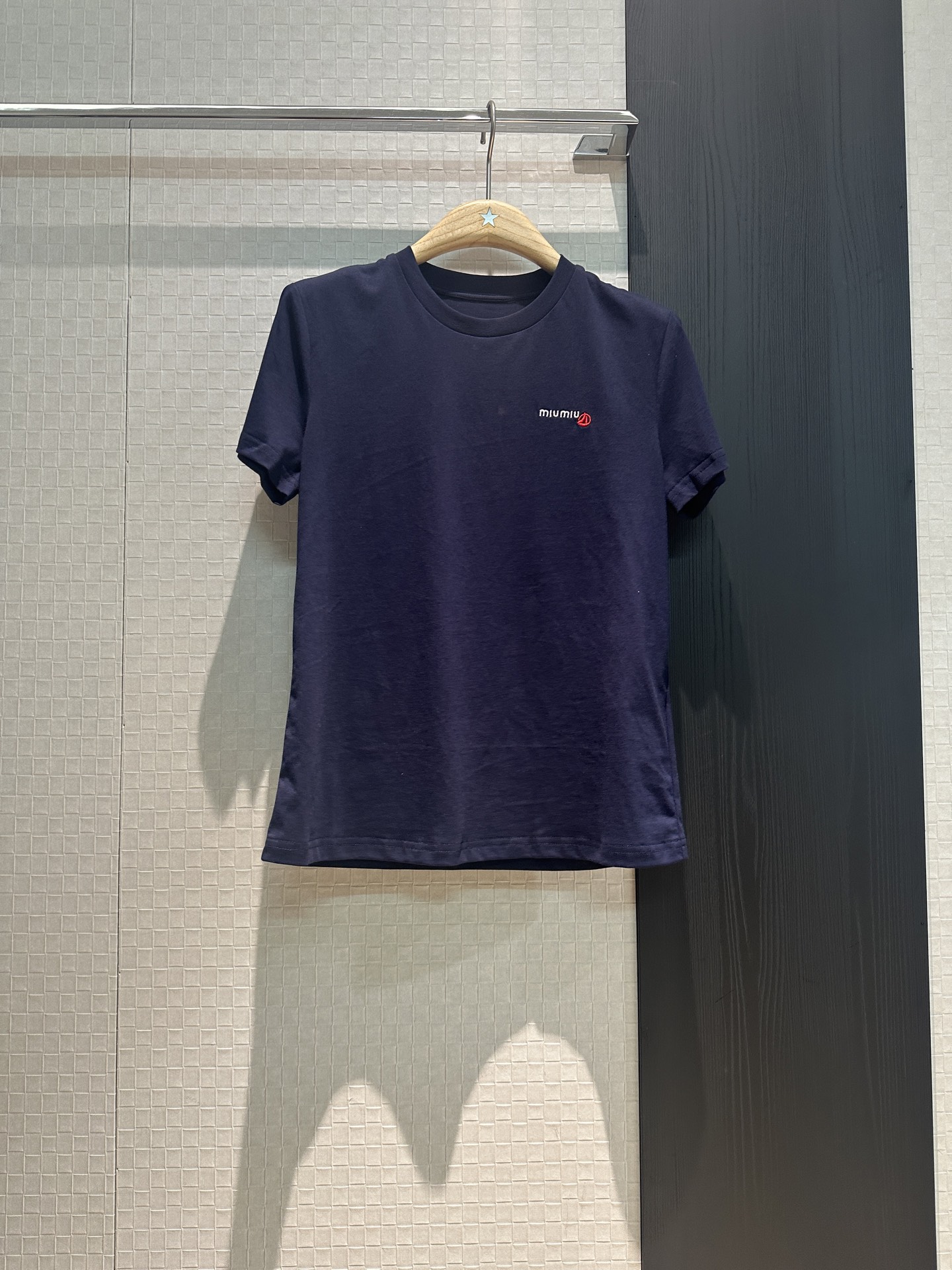 NO:716176,New recommended small sailing co-branded embroidered miu letter T-shirt for age reduction and versatile dark blue and white SML,,miumiu,tees,t-shirt,19860909新款推荐小帆船联名 刺绣miu字母T恤减龄百搭深蓝白色 SML,,miumiu,tees，t-shirt,,Women's clothing