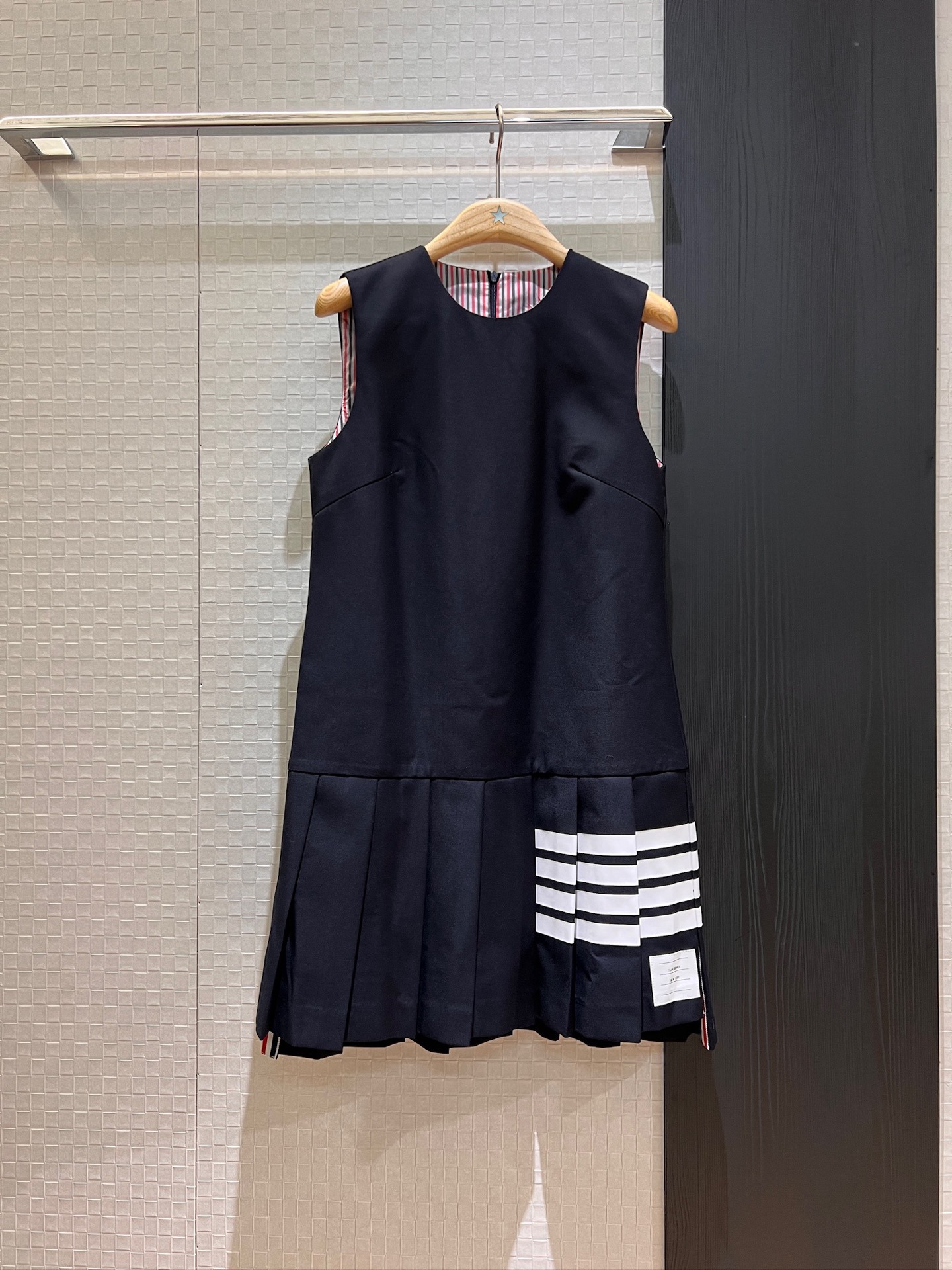 NO:796558,New recommendation: TB classic four stripes, round neck sleeveless vest dress, A-line doll skirt, spliced ​​pleated skirt, short in front and long in back, red, white and blue striped lining, college style, cute and age-reducing, dark blue and gray SML,,skirts,19860909新款推荐TB经典四条杠 圆领无袖背心连衣裙A字娃娃裙 拼接百褶裙摆前短后长 红白蓝条纹内衬 学院风 可爱减龄 深蓝灰色 SML,,skirts,,Women's clothing