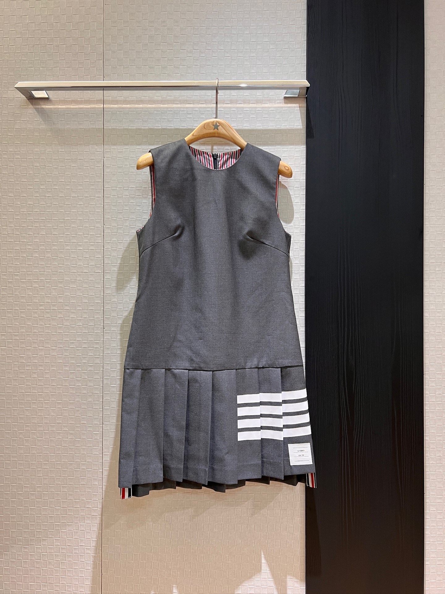 NO:796552,New recommendation: TB classic four stripes, round neck sleeveless vest dress, A-line doll skirt, spliced ​​pleated skirt, short in front and long in back, red, white and blue striped lining, college style, cute and age-reducing, dark blue and gray SML,,skirts,19860909新款推荐TB经典四条杠 圆领无袖背心连衣裙A字娃娃裙 拼接百褶裙摆前短后长 红白蓝条纹内衬 学院风 可爱减龄 深蓝灰色 SML,,skirts,,Women's clothing