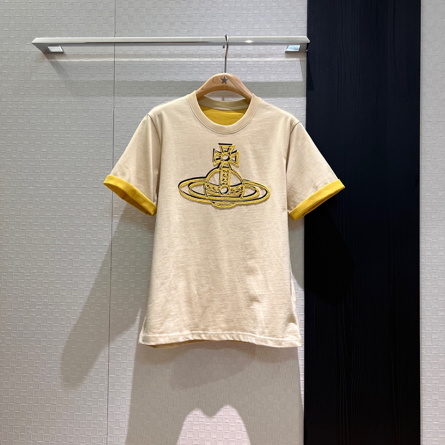 NO:334936,New Queen Mother Saturn embroidered T-shirt contrasting color curled fake two-piece design loose and casual refreshing and versatile yellow pink SML, tees, t-shirt, alexander wang19860909新款西太后土星刺绣T恤 撞色卷边假两件设计宽松休闲 清爽百搭黄色粉色 SML,,tees，t-shirt,alexander wang,Women's clothing