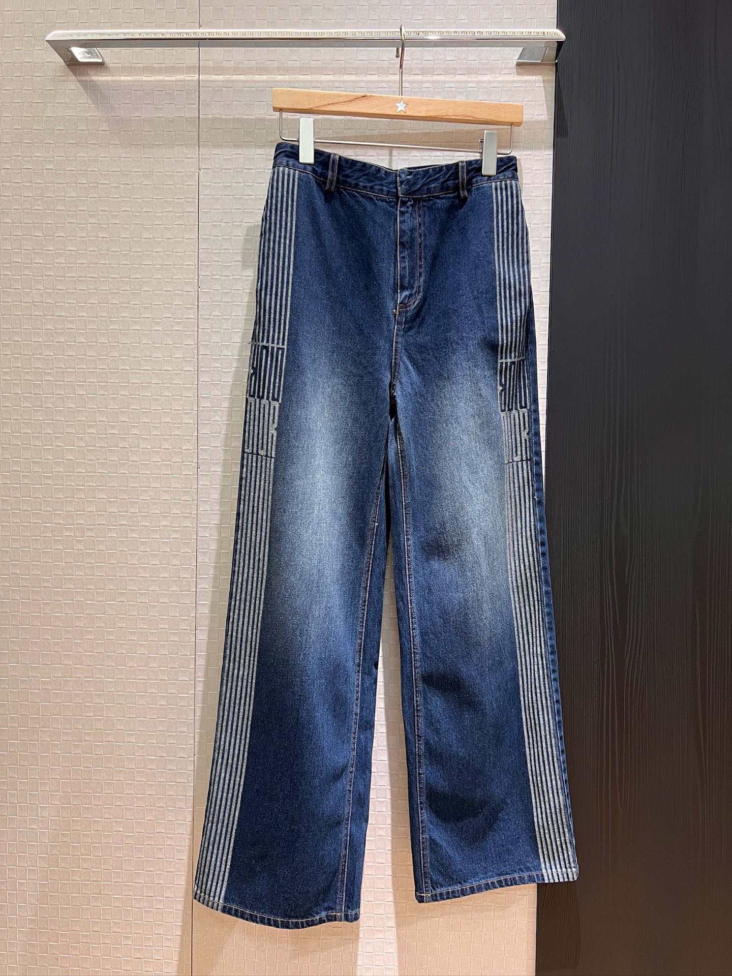 NO:622140,New Recommendation Kuang Lingling's catwalk style jacquard jeans with side logo stripes, straight pants, simple and casual, fashionable and versatile washed denim SML,,jeans,alexander wang19860909新款推荐邝玲玲 走秀同款侧边logo条纹提花牛仔裤 直筒裤 简约休闲 时尚百搭洗水牛仔 SML,,jeans,alexander wang,Women's clothing