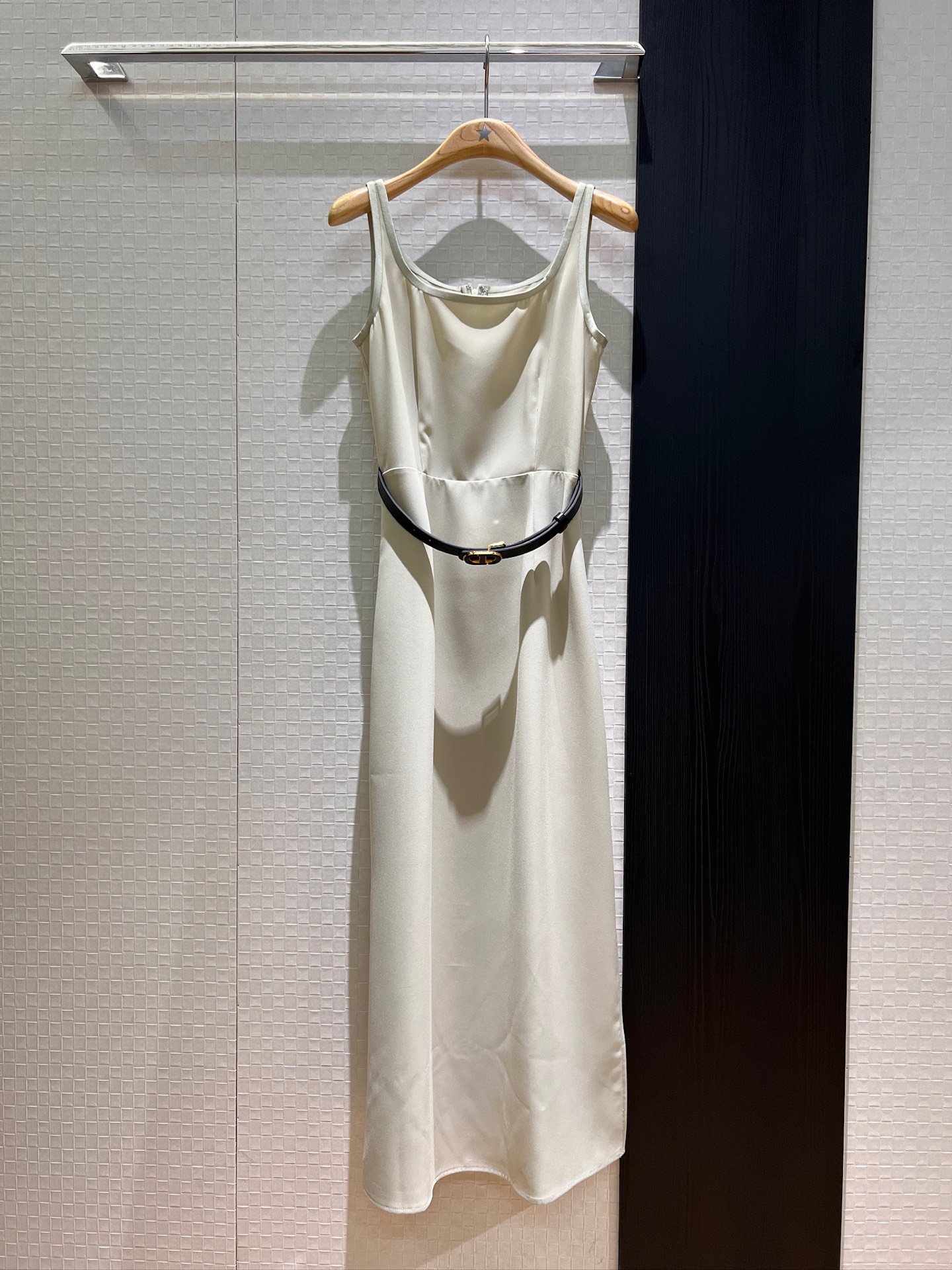 NO:335331,The same style as the new style of the Han Suxi French minimalist vest long skirt suspender skirt, three-acetic acid sleeveless dress delivery CD belt, skirt slit and elegant and slim, temperament celebrity black apricot pink S-XL, skirts, alexander wang19860909新款冲冲韩素希同款 法式极简背心长裙吊带裙 三醋酸无袖连衣裙配送CD腰带 裙摆开叉优雅修身 气质名媛 黑色杏色粉色 S-XL,,skirts,alexander wang,Women's clothing