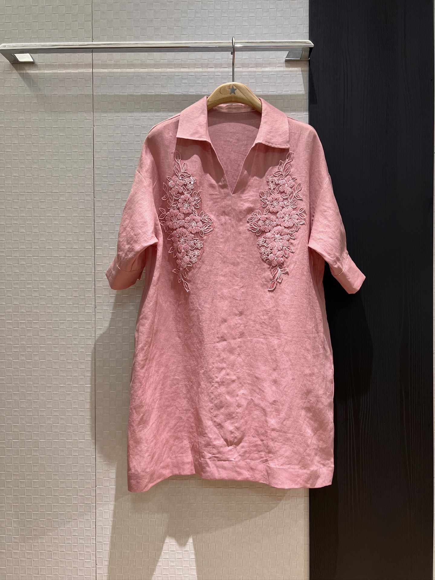 NO:333895,New beaded embroidered linen lapel half-sleeved shirt dress loose and casual vacation style lazy and relaxed. Pockets on both sides Pink and white S-XL, skirts, alexander wang19860909新款钉珠绣花装饰亚麻翻领半袖衬衣裙宽松休闲 度假风慵懒松弛感 两侧有口袋 粉色白色 S-XL,,skirts,alexander wang,Women's clothing