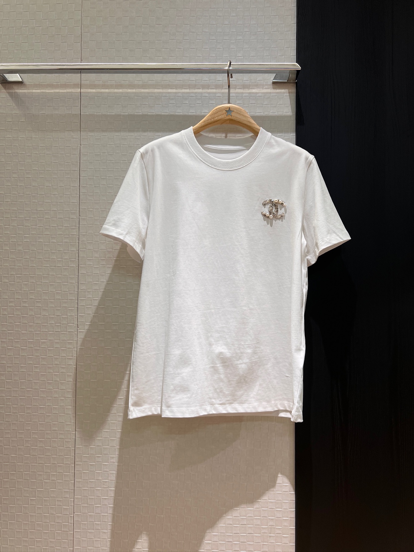 NO:335864,New heavy-duty hand-sewn pearl double C simple T-shirt, casual loose and delicate, age-reducing matching SML, tees, t-shirt, alexander wang19860909新款重工手缝珍珠双C简单T恤 休闲宽松小精致 减龄搭配 SML,,tees，t-shirt,alexander wang,Women's clothing