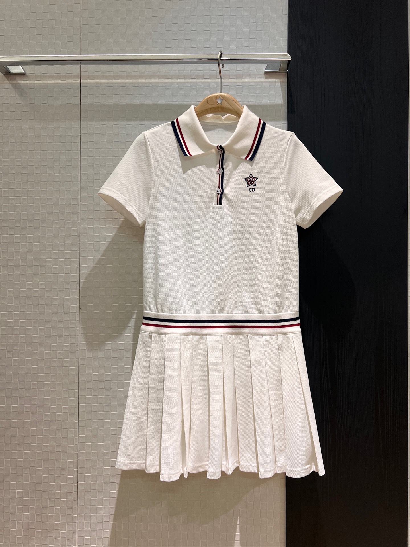 NO:327414,New tennis series, same style as Kwong Lingling, striped edge spliced ​​pleated skirt, polo dress, chest embroidery CD, lucky star age reduction sports SML, skirts, alexander wang19860909新款网球系列 邝玲玲同款 条纹边拼接百褶裙摆polo连衣裙胸前刺绣CD幸运星减龄运动 SML,,skirts,alexander wang,Women's clothing