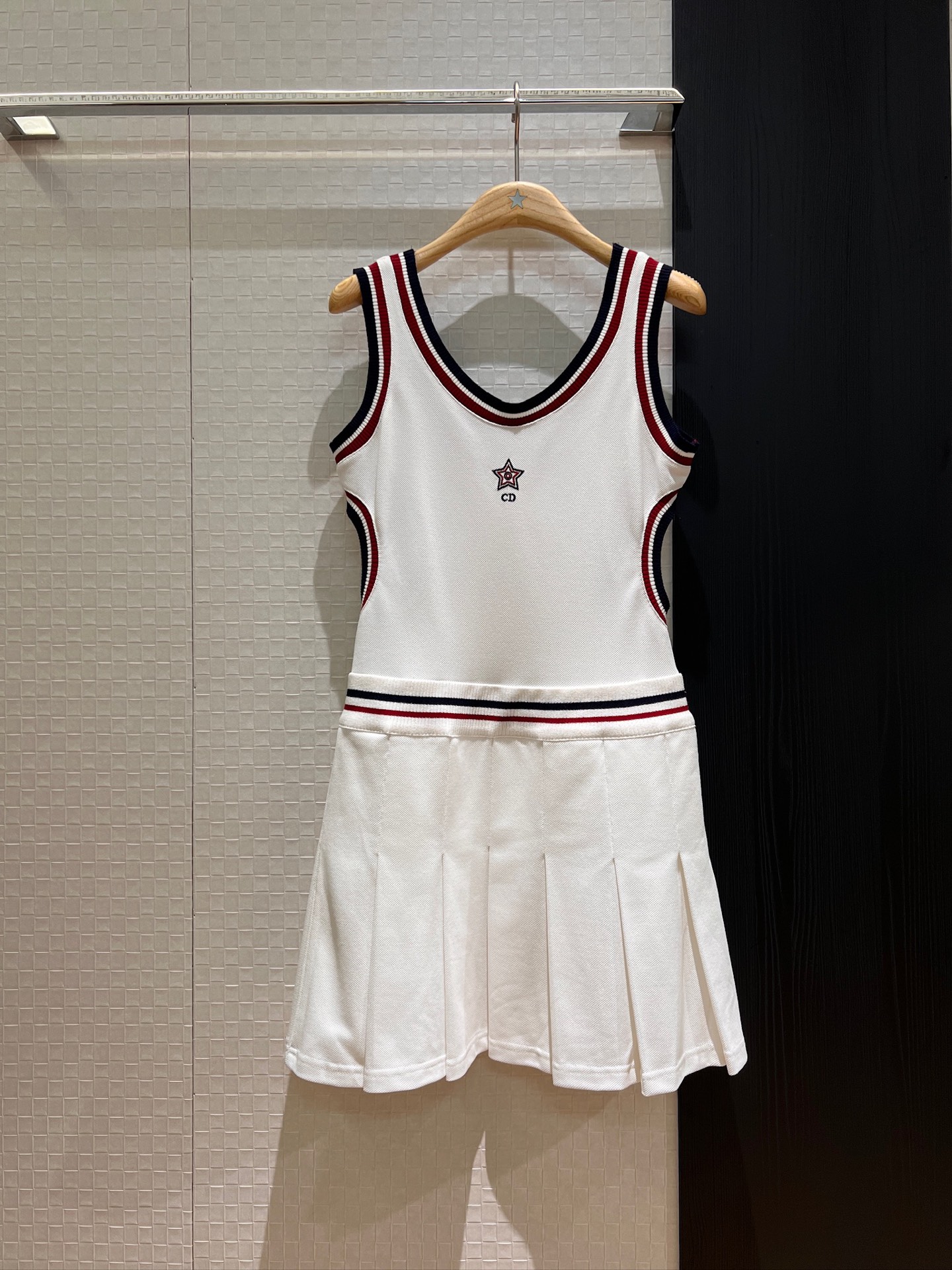 NO:327420,New tennis series Kwong Lingling Amy's same style striped edge spliced ​​pleated skirt hem hollow vest dress chest embroidery CD lucky star age-reducing sports SML, amiri, skirts, alexander wang19860909新款网球系列 邝玲玲艾米同款 条纹边拼接百褶裙摆镂空背心连衣裙胸前刺绣CD幸运星减龄运动 SML,,amiri,skirts,alexander wang,Women's clothing