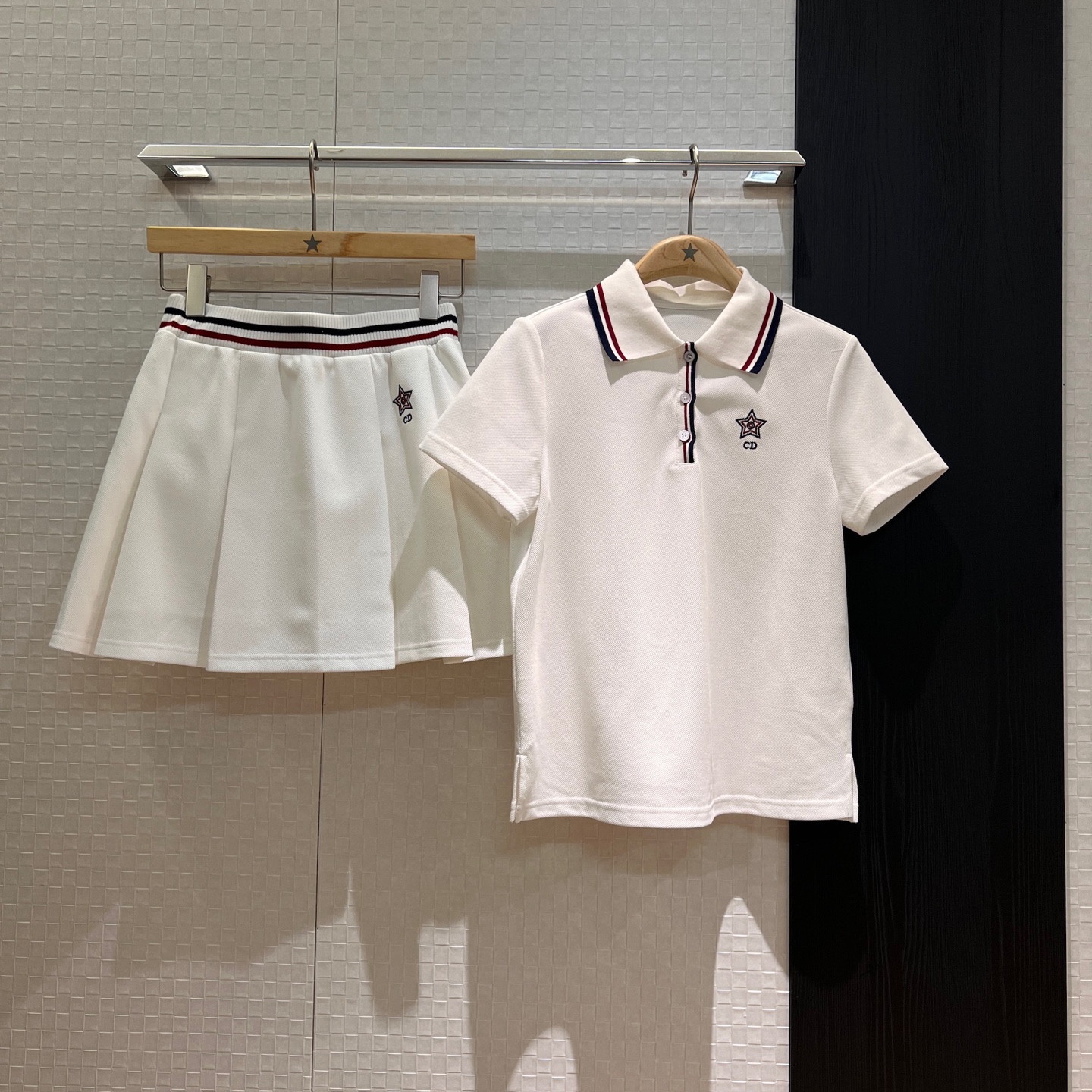 NO:327403,New tennis series Kwong Lingling's same style striped edge spliced ​​lapel polo top with embroidered CD Lucky Star can be paired with the same pleated skirt or skirt pants. Age-reducing sports SML, skirts, alexander wang19860909新款网球系列 邝玲玲同款 条纹边拼接翻领polo上衣胸前刺绣CD幸运星可搭同款百褶半裙或裙裤 减龄运动 SML,,skirts,alexander wang,Women's clothing