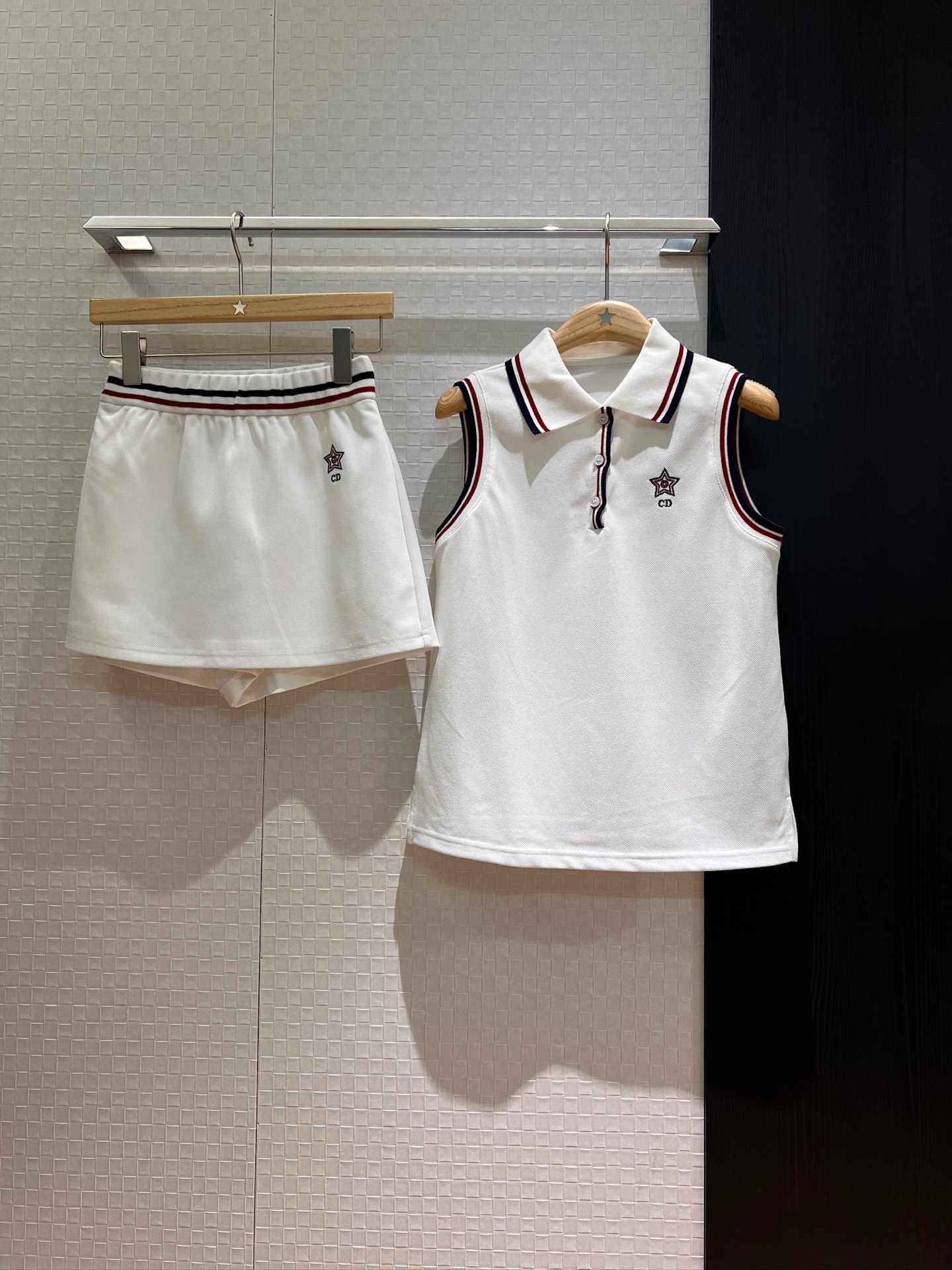 NO:327415,New tennis series Kwong Lingling same style striped edge spliced ​​lapel polo vest chest embroidered CD Lucky Star can be paired with the same pleated skirt or skirt pants age-reducing sports SML, skirts, alexander wang19860909新款网球系列 邝玲玲同款 条纹边拼接翻领polo背心胸前刺绣CD幸运星可搭同款百褶半裙或裙裤 减龄运动 SML,,skirts,alexander wang,Women's clothing