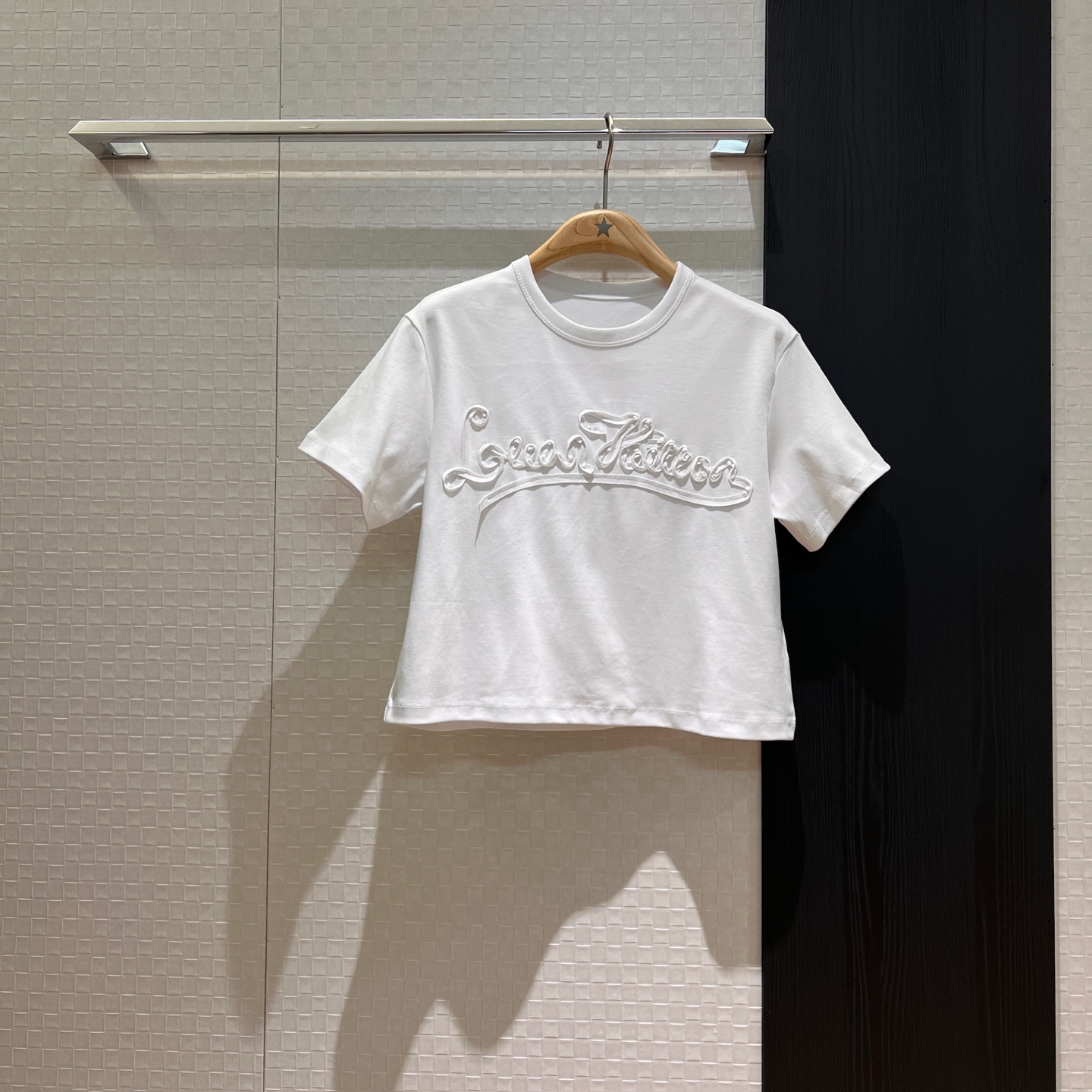 NO:327404,New patch embroidered logo letter short T-shirt loose and casual, age-reducing slimming, Xiaobai T versatile SML, tees, t-shirt, alexander wang19860909新款贴布绣logo字母短款T恤宽松休闲 减龄显瘦 小白T百搭SML,,tees，t-shirt,alexander wang,Women's clothing