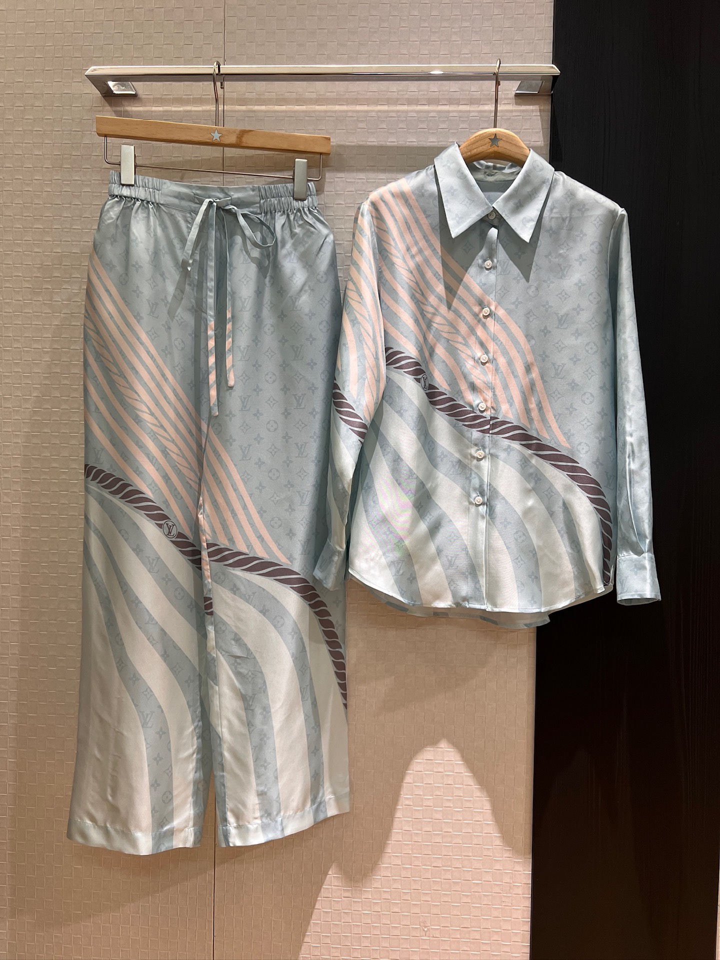 NO:328149,New old-fashioned dark striped print of shirt and pants. Two-collar silk twill shirt positioning silk wide-leg pants elastic waist. Drawstring lace design. The collar is removable. The breeze is versatile. The temperament is age-reducing. It can be worn in one set or separately. S-XL, real silk, alexander wang.19860909衬衣裤子新款老花暗纹条纹印花 两穿衣领真丝斜纹衬衣定位花真丝阔腿裤松紧腰 抽绳系带设计 衬衣领可拆 清风百搭 气质减龄 可一套或分开搭 S-XL,,real silk,alexander wang,Women's clothing