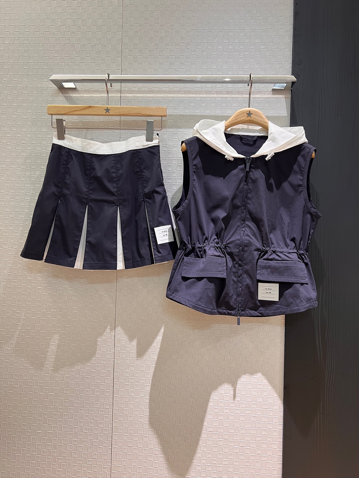 NO:327425,New Vest Skirt TB Recommended Color-blocked Hooded Vest Jacket Color-blocked Pleated Skirts The waist can be drawn rope to snuggle the waist irregular design of the hardware accessories mold opening classic three-color webbing Academy style must-have age reduction SML, skirts, jackets & coats,hats,alexander wang19860909马甲半裙TB新款推荐拼色连帽马甲外套拼色百褶半裙 腰部可抽绳收腰 下摆不规则设计 五金配件开模经典三色织带 学院风 减龄必备 SML,,skirts,jackets & coats,hats,alexander wang,Women's clothing