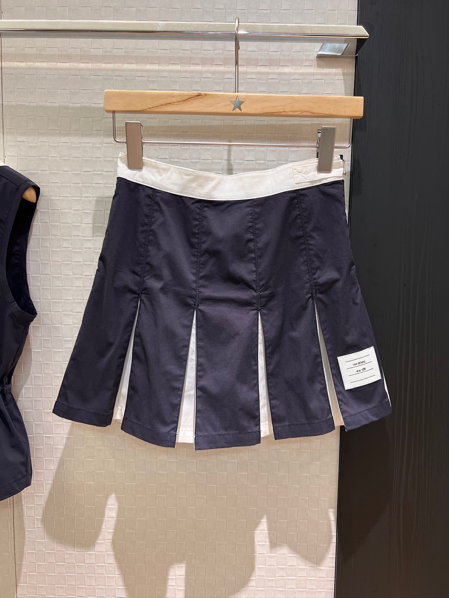 NO:327431,New Vest Skirt TB Recommended Color-blocked Hooded Vest Jacket Color-blocked Pleated Skirt Lined Shorts Waist Can Drawstring to Retract Hem Irregular Design Hardware Accessories Classic Three-Color Webbing Academy Style Essentials for Reducing Age SML, Skirts, shorts, jackets & coats, Hats, alexander wang19860909马甲半裙TB新款推荐拼色连帽马甲外套拼色百褶半裙 内衬短裤腰部可抽绳收腰 下摆不规则设计 五金配件开模经典三色织带 学院风 减龄必备 SML,,skirts,shorts,jackets & coats,hats,alexander wang,Women's clothing