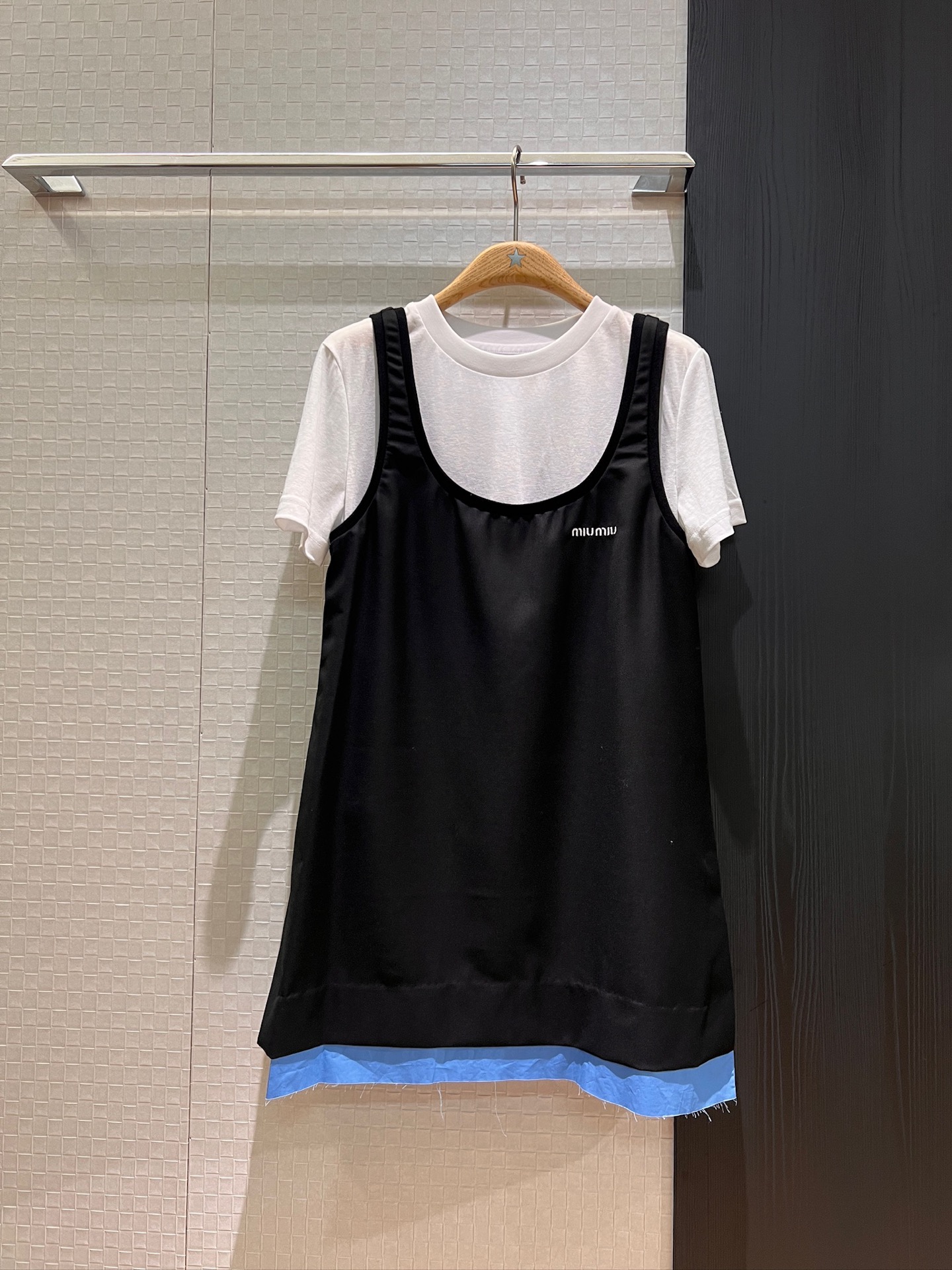 NO:327434,New two-piece set Contrast color fur-edged vest dress small white T-shirt Miu style outfit chest embroidery logo decoration Straight loose casual age-reducing gray black SML, miumiu, skirts,tees, t-shirt,alexander wang19860909新款两件套 撞色毛边背心连衣裙小白T恤 miu式穿搭 胸前刺绣logo装饰 直筒宽松 休闲减龄灰色黑色 SML,,miumiu,skirts,tees，t-shirt,alexander wang,Women's clothing