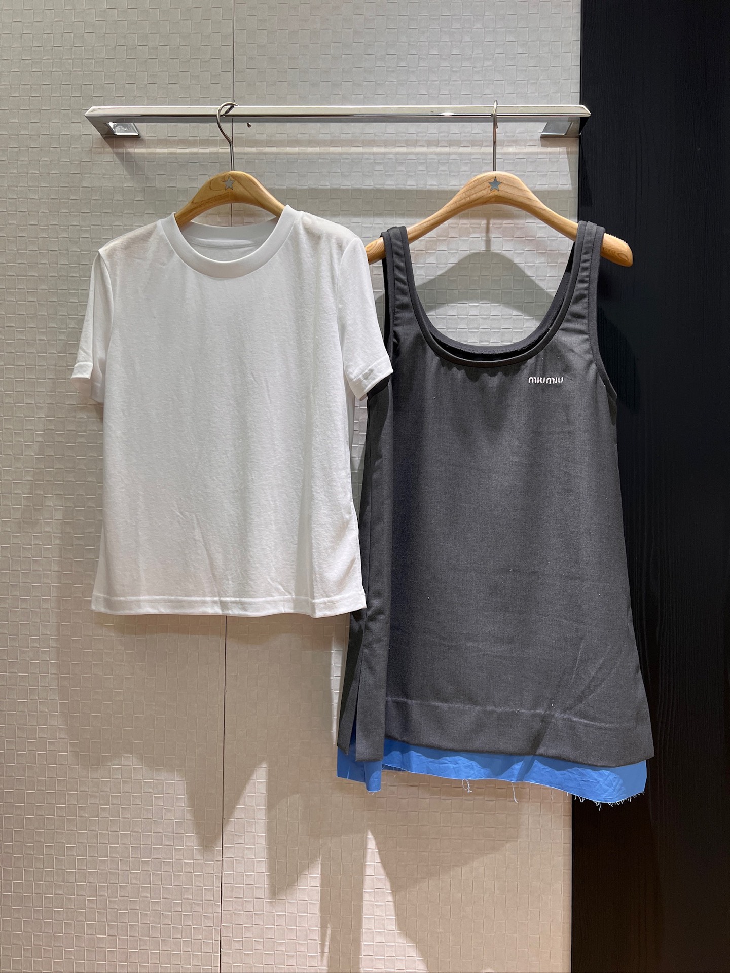 NO:327438,New two-piece set Contrast color fur-edged vest dress small white T-shirt Miu style outfit chest embroidery logo decoration Straight loose casual age-reducing gray black SML, miumiu, skirts,tees, t-shirt,alexander wang19860909新款两件套 撞色毛边背心连衣裙小白T恤 miu式穿搭 胸前刺绣logo装饰 直筒宽松 休闲减龄灰色黑色 SML,,miumiu,skirts,tees，t-shirt,alexander wang,Women's clothing