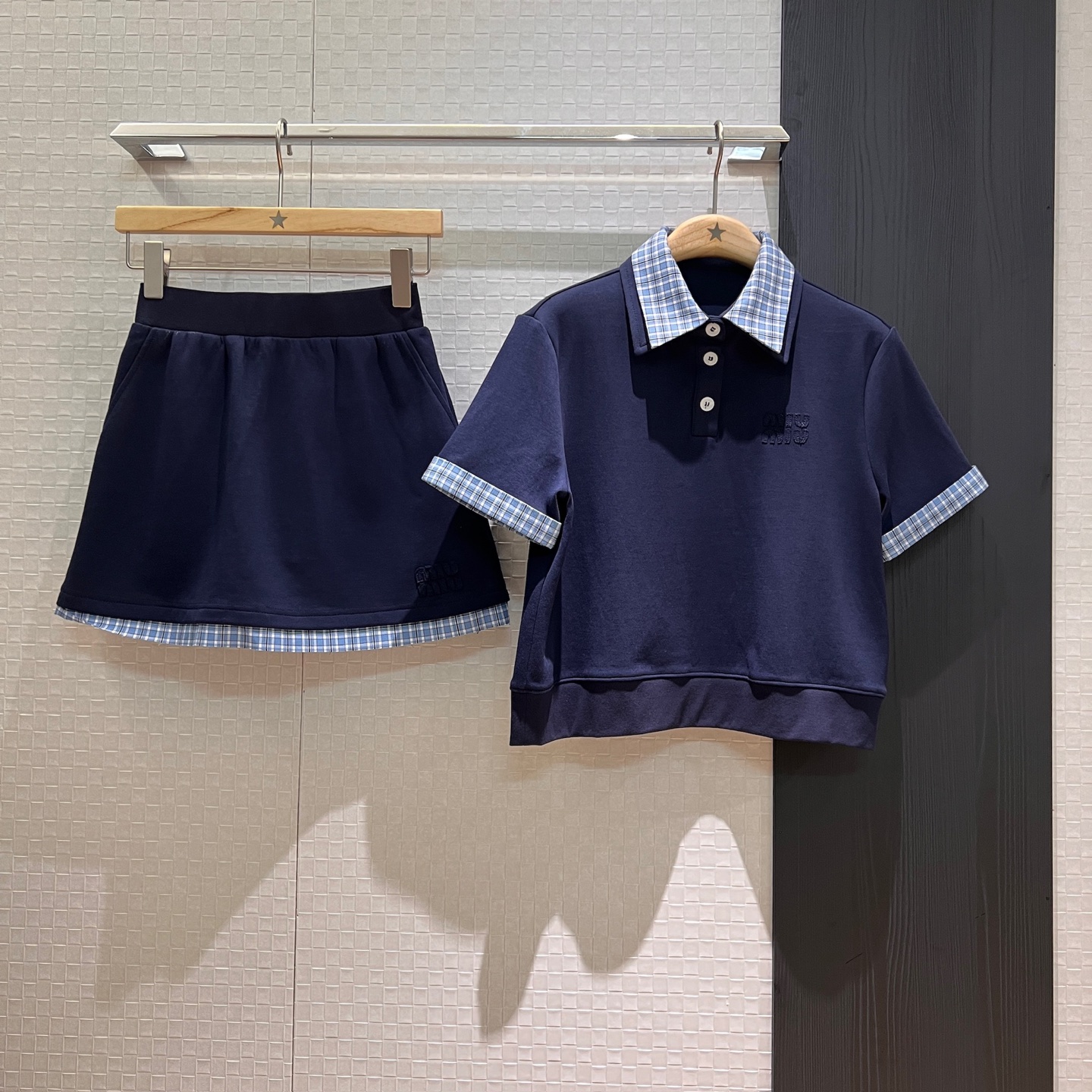 NO:327442,New style of spliced ​​plaid plaid polo skirt suit Miu style outfit Lapel short sleeve fake two-piece spliced ​​plaid skirt Shorts lining patch embroidered logo letter decoration Cute age-reducing gray dark blue, Miumiu, skirts, shorts, T-shirt, alexander wang19860909新款来袭拼接格纹polo半裙套装 Miu式穿搭 翻领短袖假两件拼接格纹半裙 短裤内衬 贴布刺绣logo字母装饰 可爱减龄灰色深蓝,,miumiu,skirts,shorts,T-shirt,alexander wang,Women's clothing