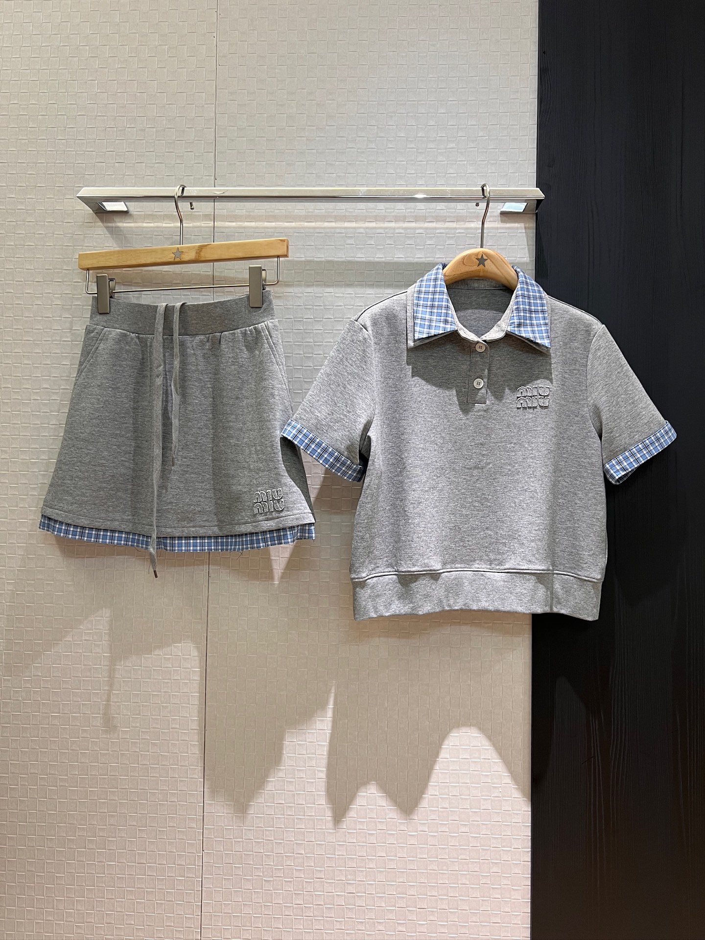 NO:327446,New style of spliced ​​plaid plaid polo skirt suit Miu style outfit Lapel short sleeve fake two-piece spliced ​​plaid skirt Shorts lining patch embroidered logo letter decoration Cute age-reducing gray dark blue, Miumiu, skirts, shorts, T-shirt, alexander wang19860909新款来袭拼接格纹polo半裙套装 Miu式穿搭 翻领短袖假两件拼接格纹半裙 短裤内衬 贴布刺绣logo字母装饰 可爱减龄灰色深蓝,,miumiu,skirts,shorts,T-shirt,alexander wang,Women's clothing