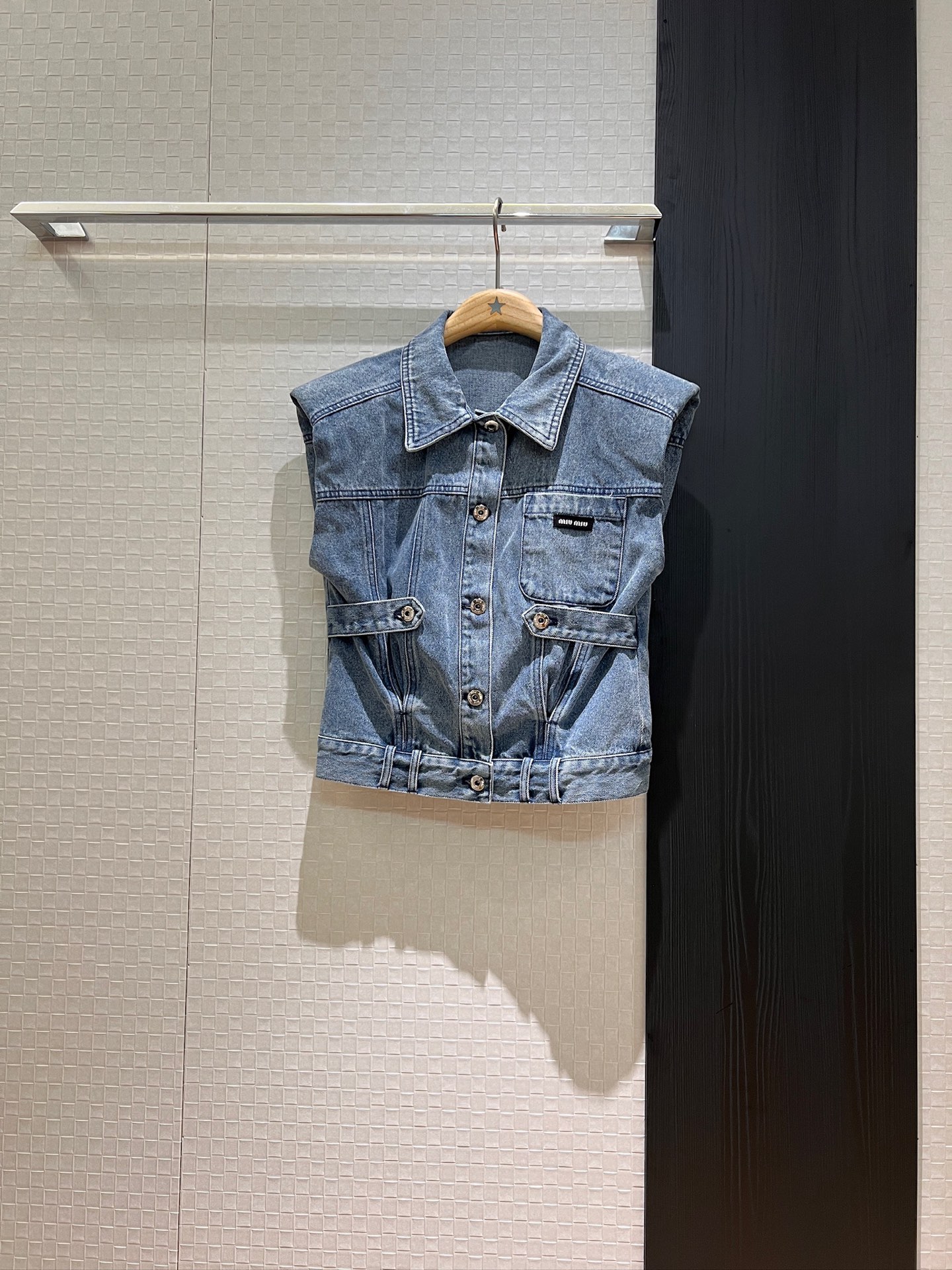 NO:327449,New lapel shoulder pad denim vest jacket small label on the chest, hardware accessories mold opening, embroidered logo on the back, letter decoration, sweet, cool, handsome, age-reducing versatile SML,, jackets & coats,alexander wang19860909新款翻领垫肩牛仔马甲外套胸前小标签 五金配件开模 背后贴布绣logo 字母装饰 甜飒酷帅减龄百搭 SML,,jackets & coats,alexander wang,Women's clothing