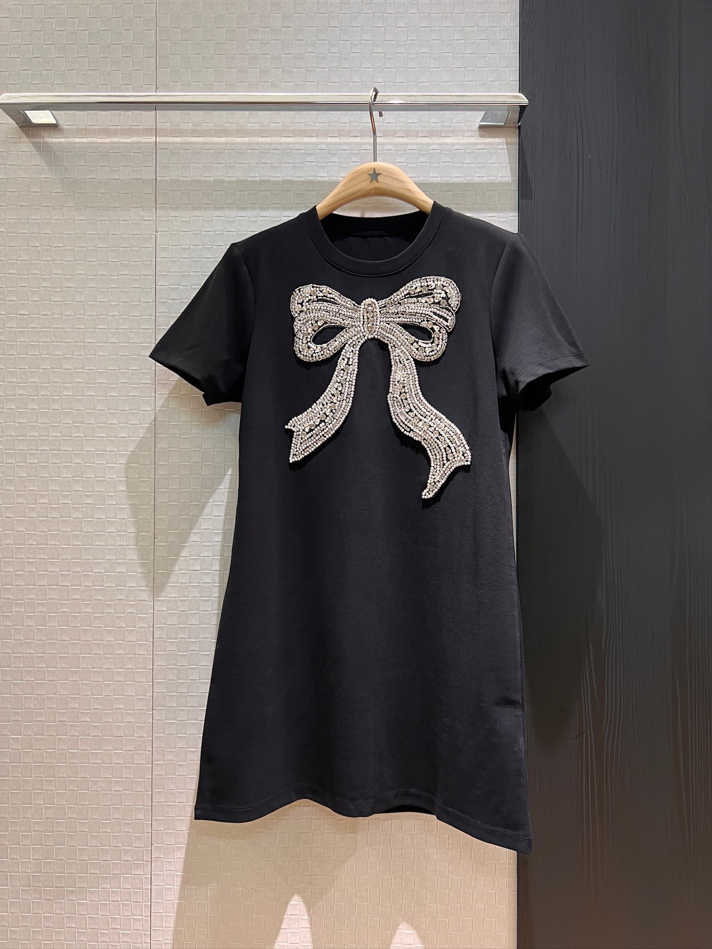 NO:327952,New heavy-duty hand-sewn staple bead bow T-skirt dress loose and casual, simple and cute, age-reducing versatile black and white SML, skirts, alexander wang19860909新款重工手缝钉珠蝴蝶结T裙连衣裙宽松休闲 简单可爱 减龄百搭黑白 SML,,skirts,alexander wang,Women's clothing