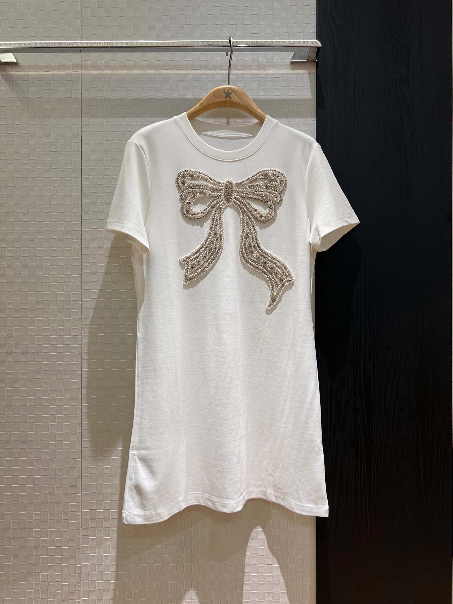 NO:327958,New heavy-duty hand-sewn staple bead bow T-skirt dress loose and casual, simple and cute, age-reducing versatile black and white SML, skirts, alexander wang19860909新款重工手缝钉珠蝴蝶结T裙连衣裙宽松休闲 简单可爱 减龄百搭黑白 SML,,skirts,alexander wang,Women's clothing