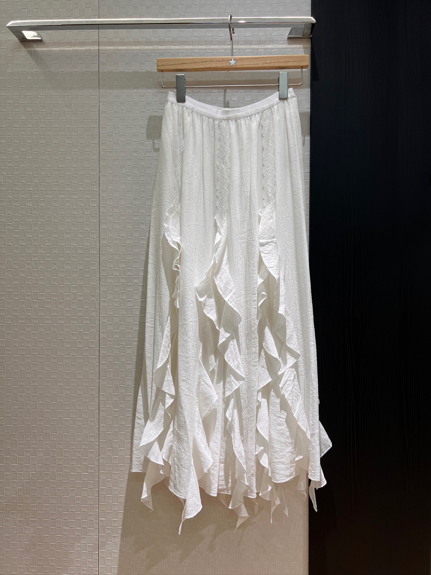 NO:327947,New lace lotus leaf lace spliced ​​skirt, elastic waist and elegant temperament, versatile vacation temperament and age-reducing black and white S-XL, skirts, alexander wang19860909新款蕾丝荷叶花边拼接半裙 弹力松紧腰气质飘逸 度假百搭气质减龄 黑白 S-XL,,skirts,alexander wang,Women's clothing