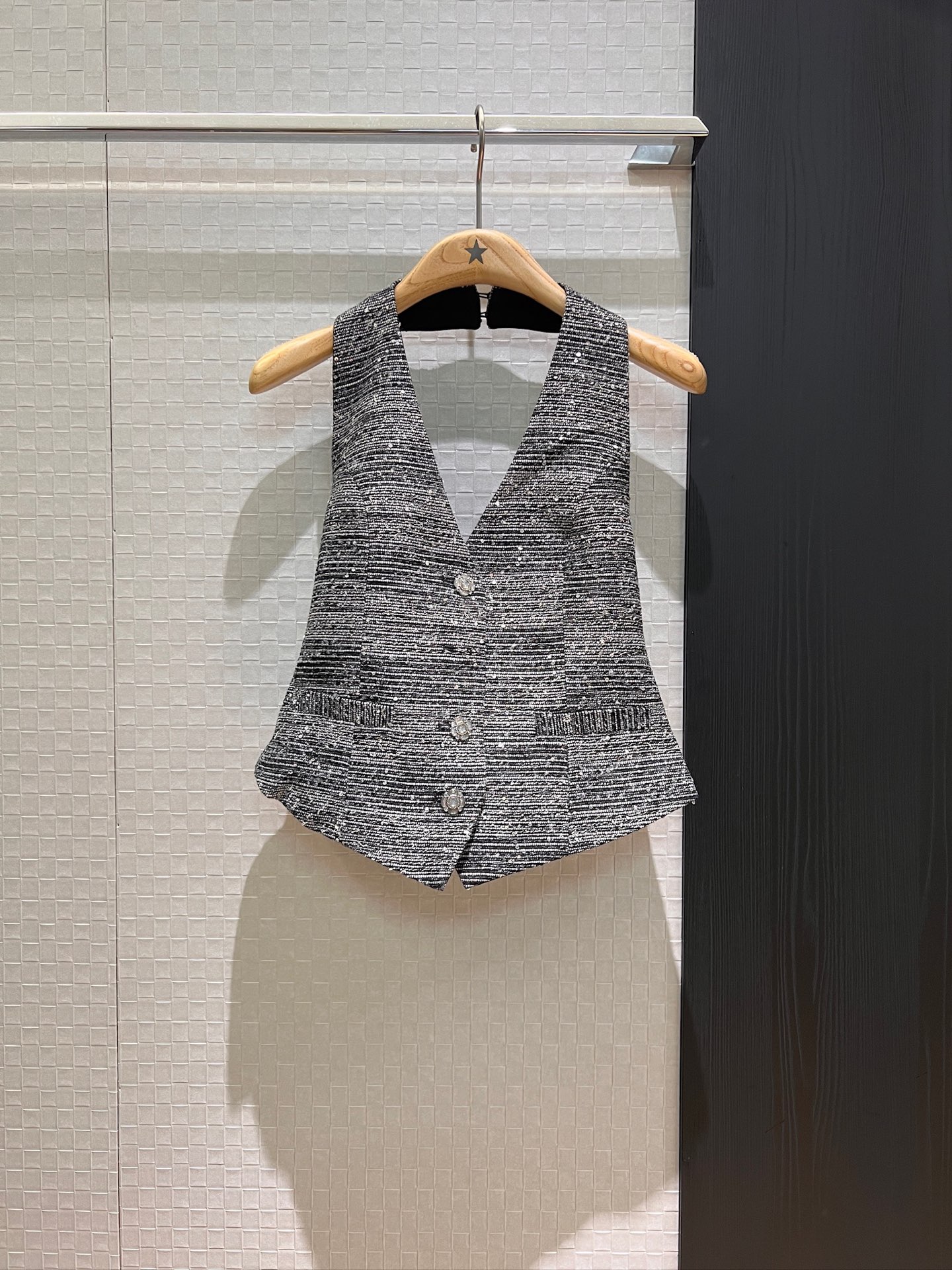 NO:327959,New high-end high-end sequin tweed halter neck and backless vest top open mold crystal diamond buckle layered and stunning, fashionable and exquisite SML, alexander wang19860909新款高级亮片粗花呢挂脖露背马甲上衣开模水晶镶钻扣叠穿单穿都很惊艳 时尚精致 SML,,alexander wang,Women's clothing