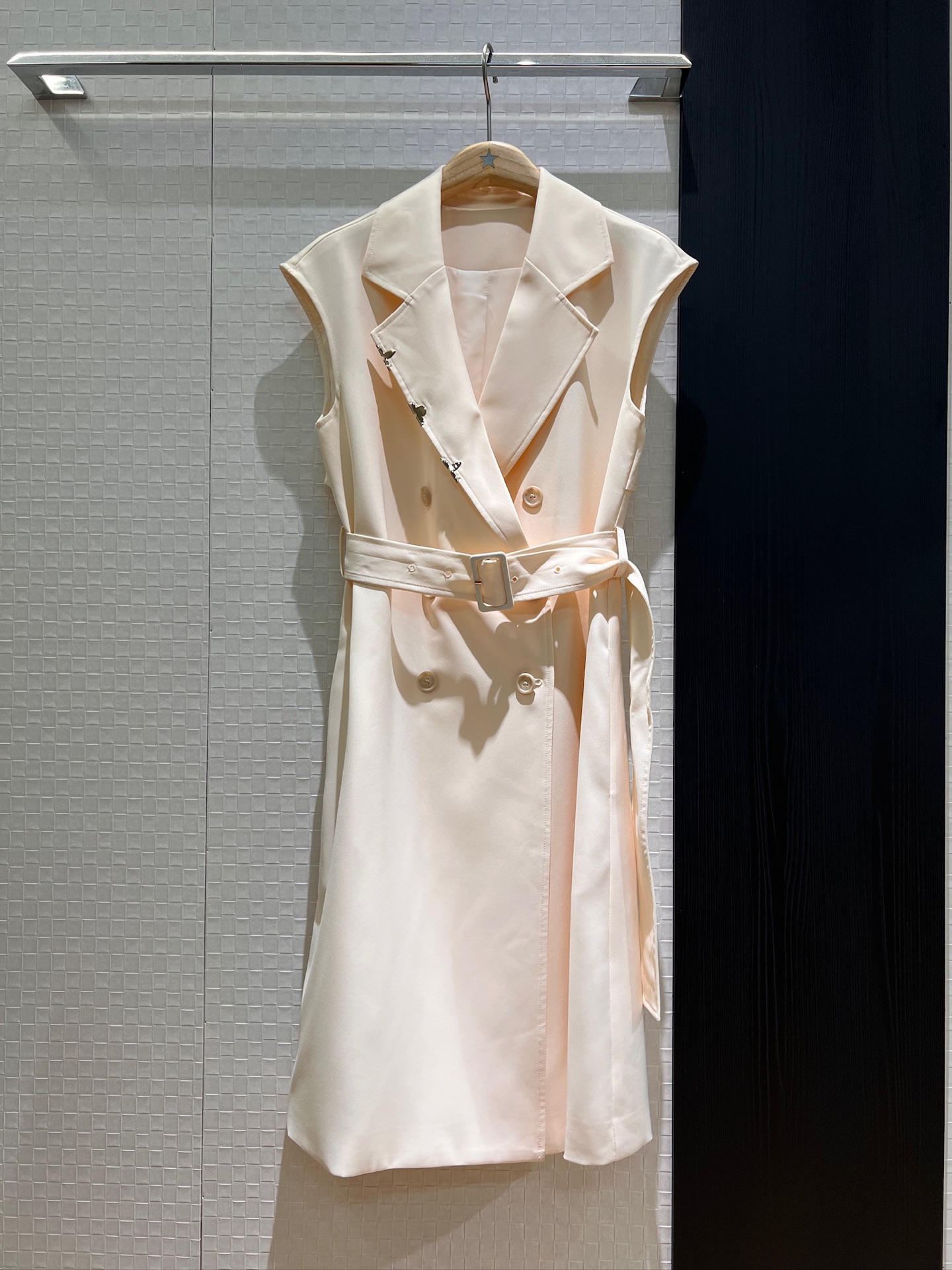 NO:327971,New old-fashioned metal piece decoration lapel double-breasted vest jacket skirt belt slim fit and stylish commuting, versatile temperament, black apricot white SML, skirts, jackets & coats, alexander wang19860909新款老花金属片花装饰 翻领双排扣马甲外套裙系腰带 修身显瘦时尚通勤 气质百搭 黑色杏白 SML,,skirts,jackets & coats,alexander wang,Women's clothing