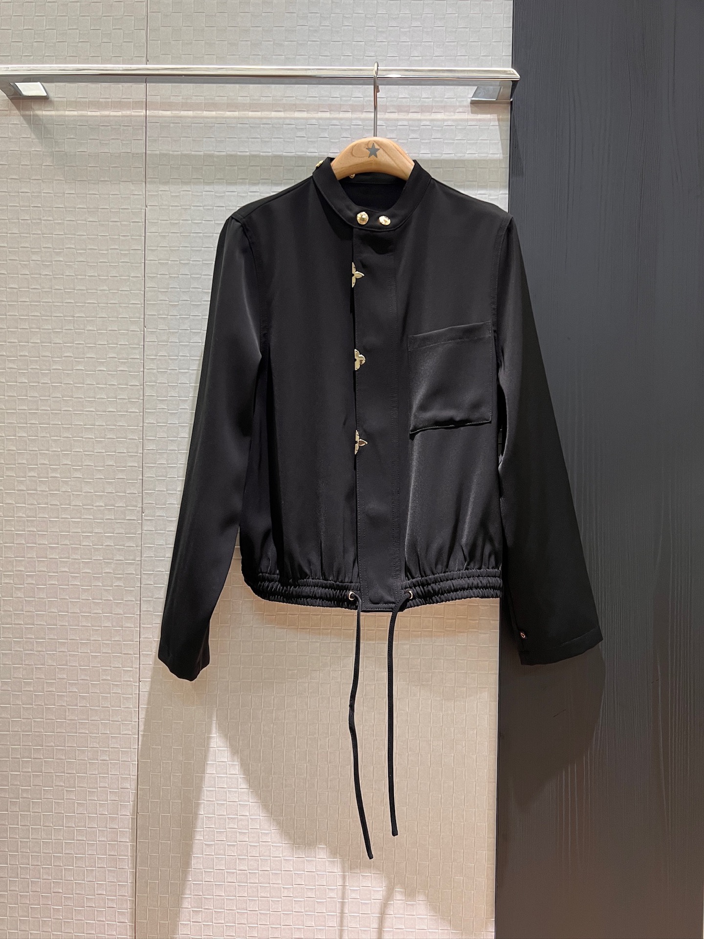 NO:327978,New old-fashioned metal sheet decoration stand collar long sleeve loose shirt jacket elastic hem drawstring design decoration loose casual and fashionable commuting temperament versatile black and white SML,,jackets & coats,alexander wang19860909新款老花金属片花装饰 立领长袖宽松衬衣外套下摆松紧 抽绳设计装饰 宽松休闲时尚通勤 气质百搭 黑色白色 SML,,jackets & coats,alexander wang,Women's clothing