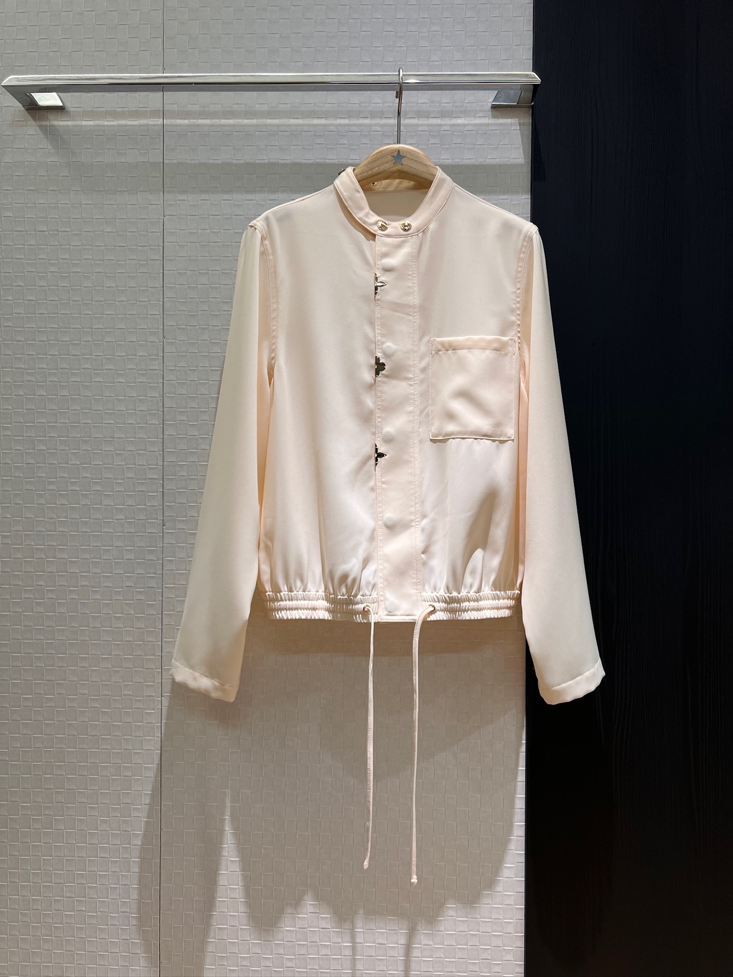 NO:327982,New old-fashioned metal sheet decoration stand collar long sleeve loose shirt jacket elastic hem drawstring design decoration loose casual and fashionable commuting temperament versatile black and white SML,,jackets & coats,alexander wang19860909新款老花金属片花装饰 立领长袖宽松衬衣外套下摆松紧 抽绳设计装饰 宽松休闲时尚通勤 气质百搭 黑色白色 SML,,jackets & coats,alexander wang,Women's clothing