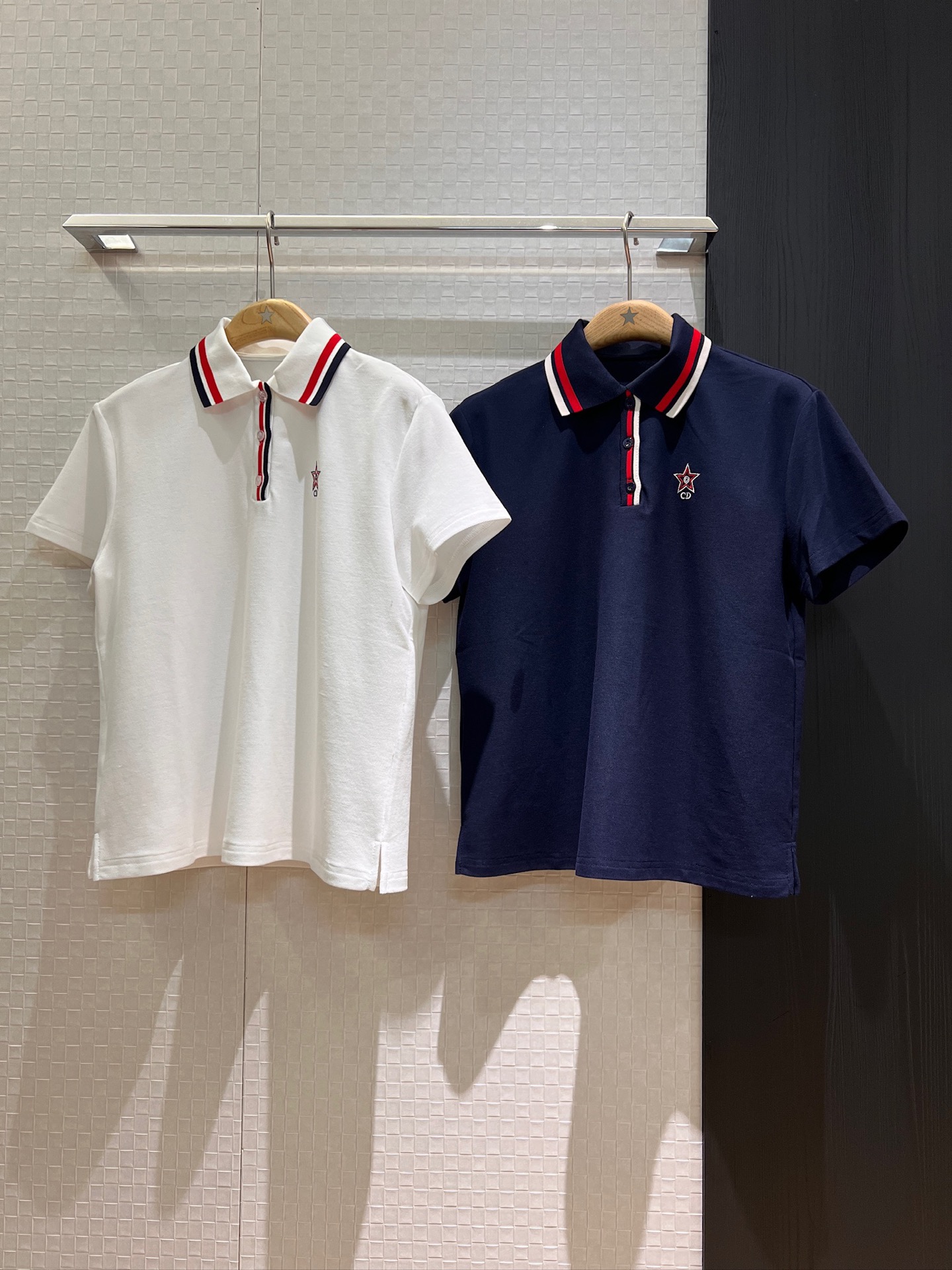 NO:327990,New recommended tennis series, same style, same style, striped edge spliced ​​lapel polo top, chest embroidery CD, lucky star paired with the same pleated skirt, age-reducing sports, dark blue and white SML, skirts, alexander wang19860909新款推荐网球系列 邝玲玲同款 条纹边拼接翻领polo上衣胸前刺绣CD幸运星搭同款百褶半裙 减龄运动 深蓝白色 SML,,skirts,alexander wang,Women's clothing