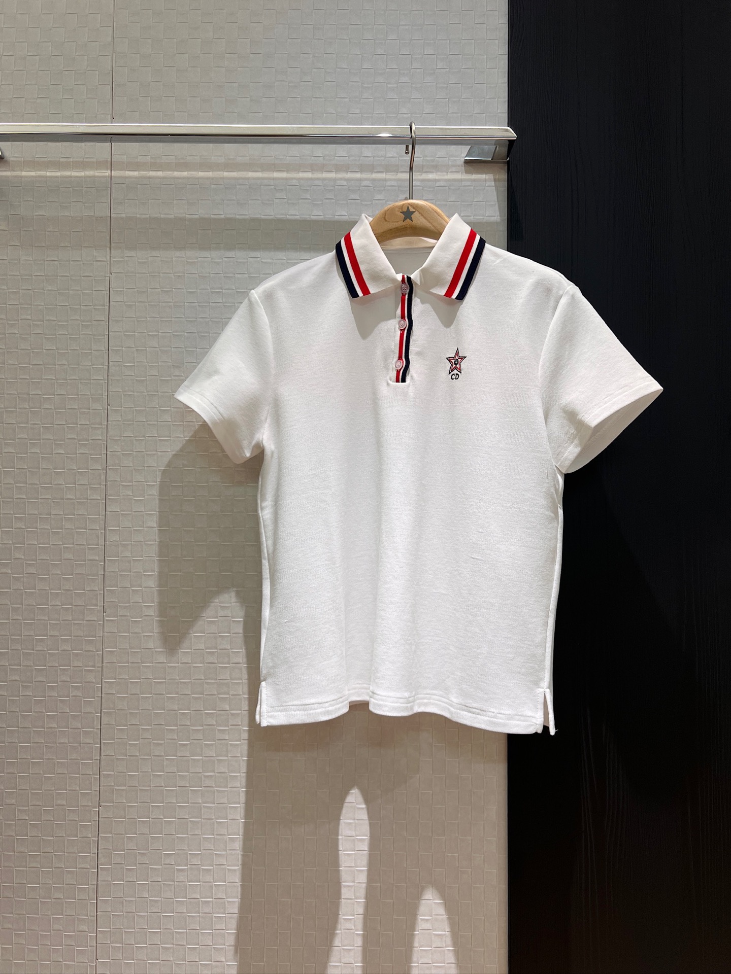 NO:893627,New recommended tennis series, the same style as Kuang Lingling, striped edge splicing lapel polo top with embroidered CD lucky star on the chest, matching pleated skirt, age-reducing sports, dark blue and white SML,,skirts,19860909新款推荐网球系列 邝玲玲同款 条纹边拼接翻领polo上衣胸前刺绣CD幸运星搭同款百褶半裙 减龄运动 深蓝白色 SML,,skirts,,Women's clothing