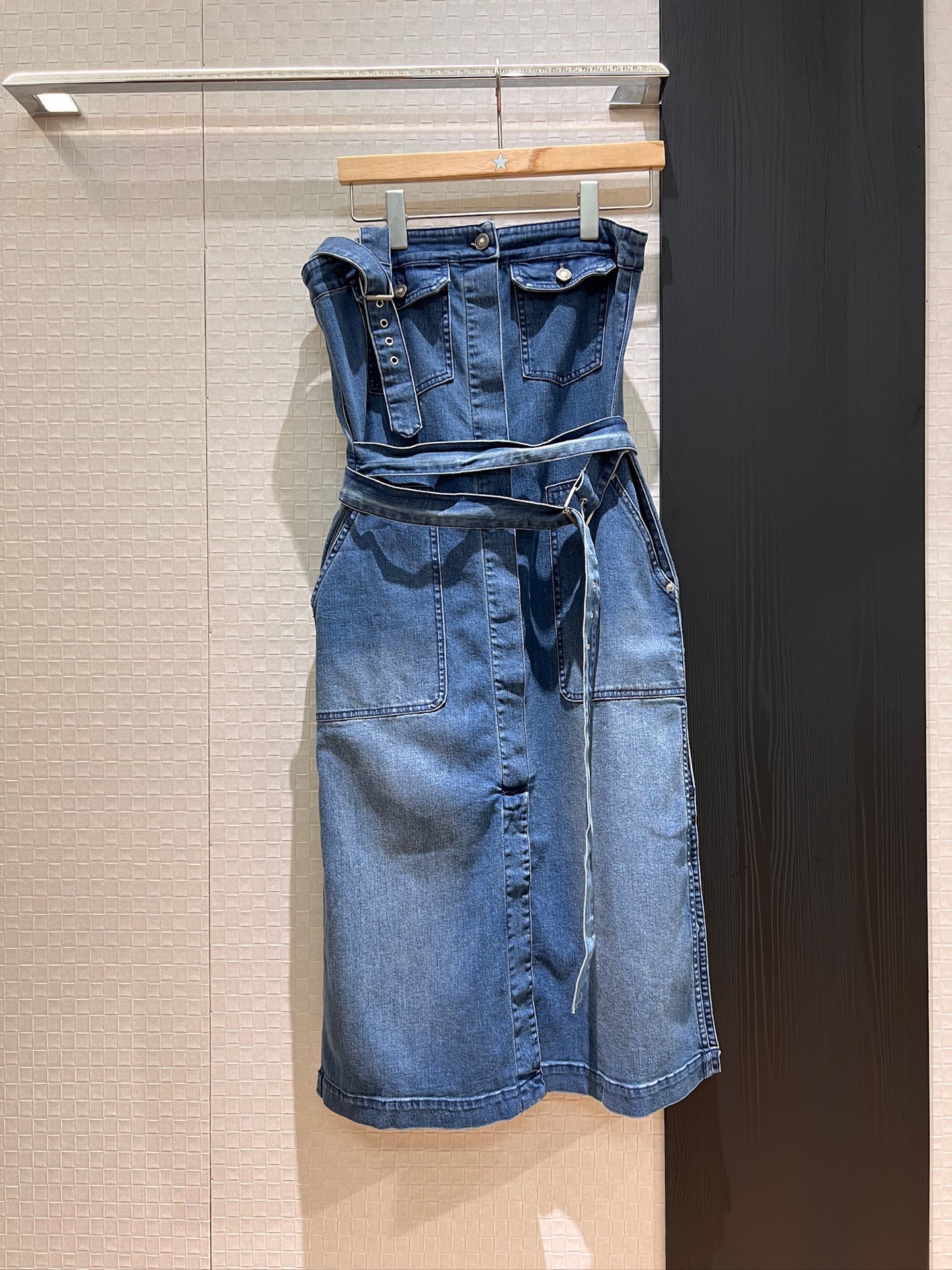 NO:327986,New style is coming to the show, asymmetric one-shoulder suspender denim dress, strapless skirt, belt decoration, side pockets, skirt hem slit embroidery cd bee SML,, skirts, alexander wang19860909新款来袭走秀 不对称单肩吊带牛仔连衣裙抹胸裙 系腰带装饰 两侧口袋 裙摆开叉刺绣cd小蜜蜂 SML,,skirts,alexander wang,Women's clothing