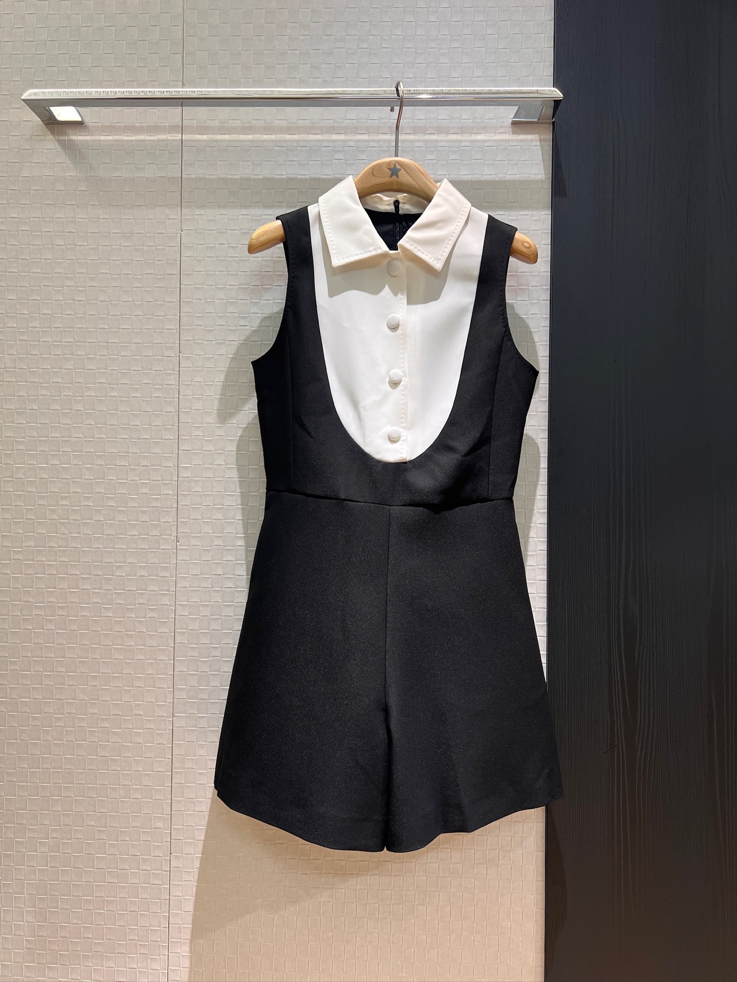 NO:414225,New contrasting lapel sleeveless vest jumpsuit shorts three-dimensional tailored waist, wide-leg design with pockets on both sides, temperament and age-reducing SML, shorts, alexander wang19860909新款撞色翻领无袖背心连体裤短裤立体剪裁收腰 阔腿设计两侧有口袋 气质减龄 SML,,shorts,alexander wang,Women's clothing