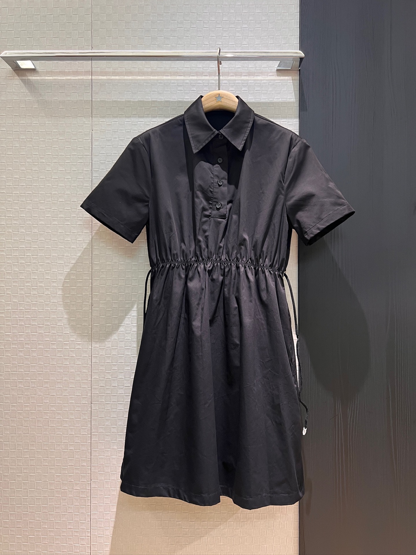 NO:799908,The new recommended lapel short-sleeved dress has a drawstring waist design that is loose and casual. Triangular logo decoration on the back. Pockets on both sides. Black and white. SML, skirts, T-shirt,19860909新款推荐翻领短袖连衣裙 腰围抽绳收腰设计宽松休闲 背后贴布三角标装饰 两侧有口袋黑色白色 SML,,skirts,T-shirt,,Women's clothing