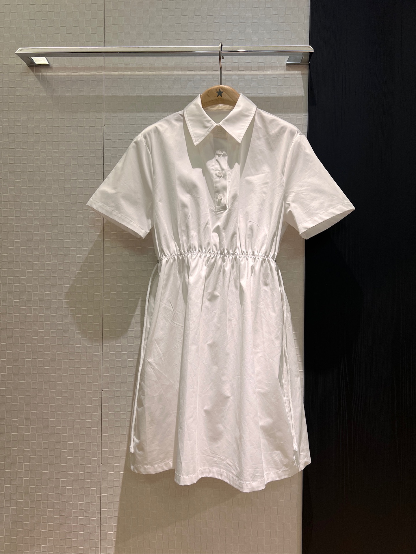 NO:799923,The new recommended lapel short-sleeved dress has a drawstring waist design that is loose and casual. Triangular logo decoration on the back. Pockets on both sides. Black and white. SML, skirts, T-shirt,19860909新款推荐翻领短袖连衣裙 腰围抽绳收腰设计宽松休闲 背后贴布三角标装饰 两侧有口袋黑色白色 SML,,skirts,T-shirt,,Women's clothing