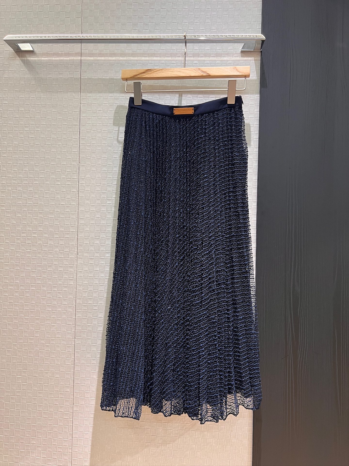 NO:333057,New hand-sewn logo leather logo decorative pleated skirt Customized sequin mesh fabric simple temperament Fashionable and versatile SML, skirts, alexander wang19860909新款手缝logo皮标装饰压褶半裙 定制亮片网眼面料简约气质 时尚百搭SML,,skirts,alexander wang,Women's clothing