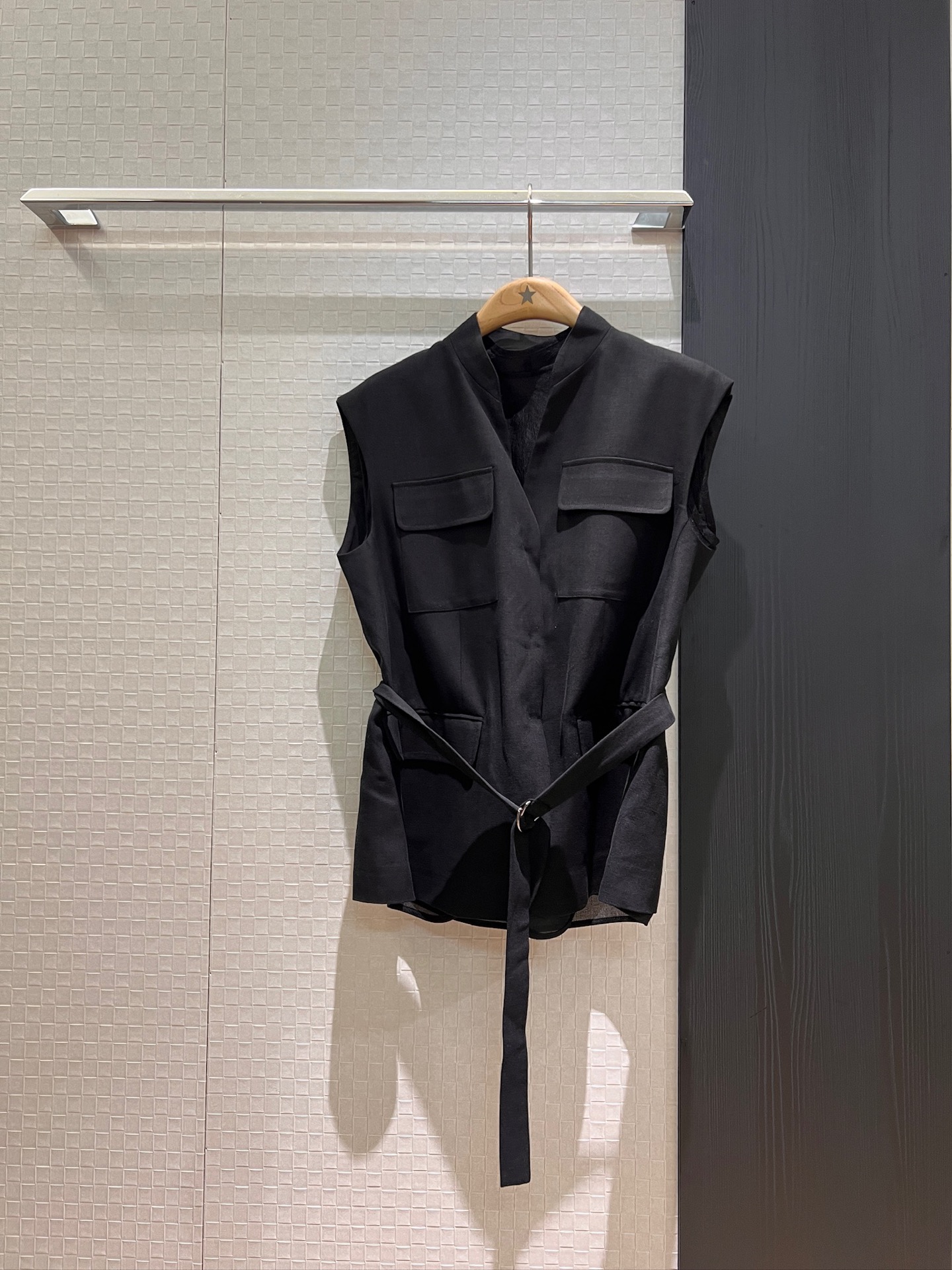 NO:334920,The same style of the new Liu Tao, the same BC two-piece set, stand-up collar belt, ten-silk linen vest, men's silk perspective inner layer, work patch bag decoration, old-fashioned style, casual and fashionable, handsome and sweet, matched with the same style of the skirt, black apricot SML vest, skirts, alexander wang19860909新款刘涛同款 BC两件套可拆分 立领系腰带天丝亚麻马甲人丝透视内搭 工装贴袋装饰 老钱风搭配休闲时尚 帅气甜飒 搭配同款半裙 黑色杏色 SML 马甲,,skirts,alexander wang,Women's clothing