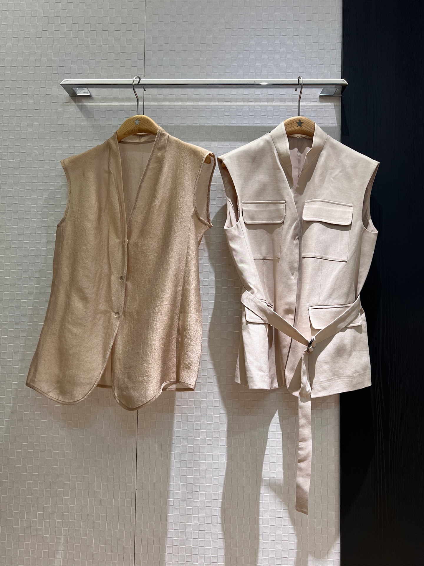 NO:334924,The same style of the new Liu Tao, the same BC two-piece set, stand-up collar belt, ten-silk linen vest, men's silk perspective inner layer, work patch bag decoration, old-fashioned style, casual and fashionable, handsome and sweet, matched with the same style of the skirt, black apricot SML vest, skirts, alexander wang19860909新款刘涛同款 BC两件套可拆分 立领系腰带天丝亚麻马甲人丝透视内搭 工装贴袋装饰 老钱风搭配休闲时尚 帅气甜飒 搭配同款半裙 黑色杏色 SML 马甲,,skirts,alexander wang,Women's clothing