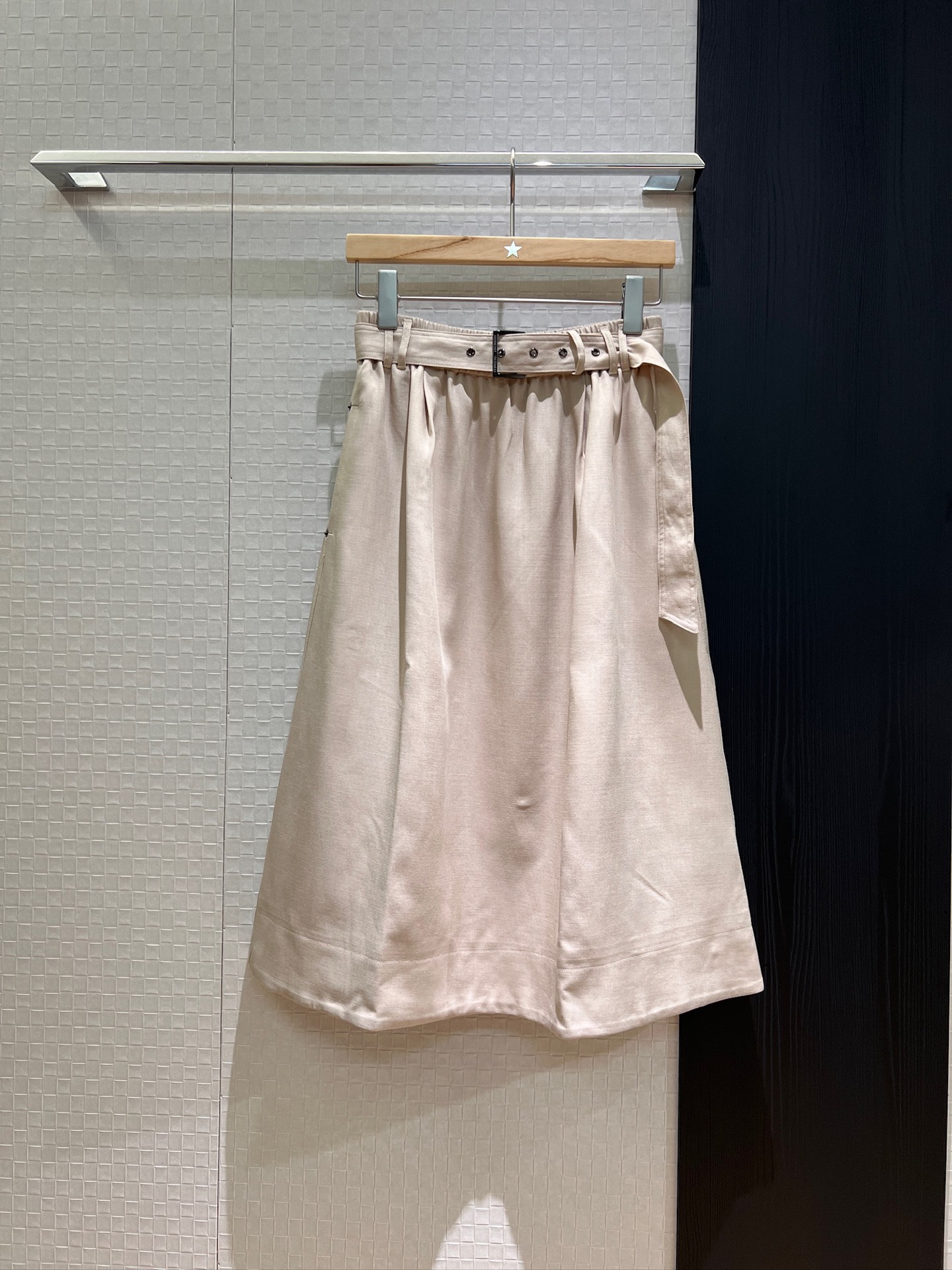 NO:334932,New BC belt decoration, elastic waist, skyline skirt, A-shaped large swing, pockets on both sides to relax and age-reducing, can be worn with the same vest, black apricot SML, skirts, alexander wang19860909新款BC腰带装饰 松紧腰天丝亚麻半裙A字大摆 两侧有口袋休闲减龄 可搭同款马甲 黑色杏色 SML,,skirts,alexander wang,Women's clothing