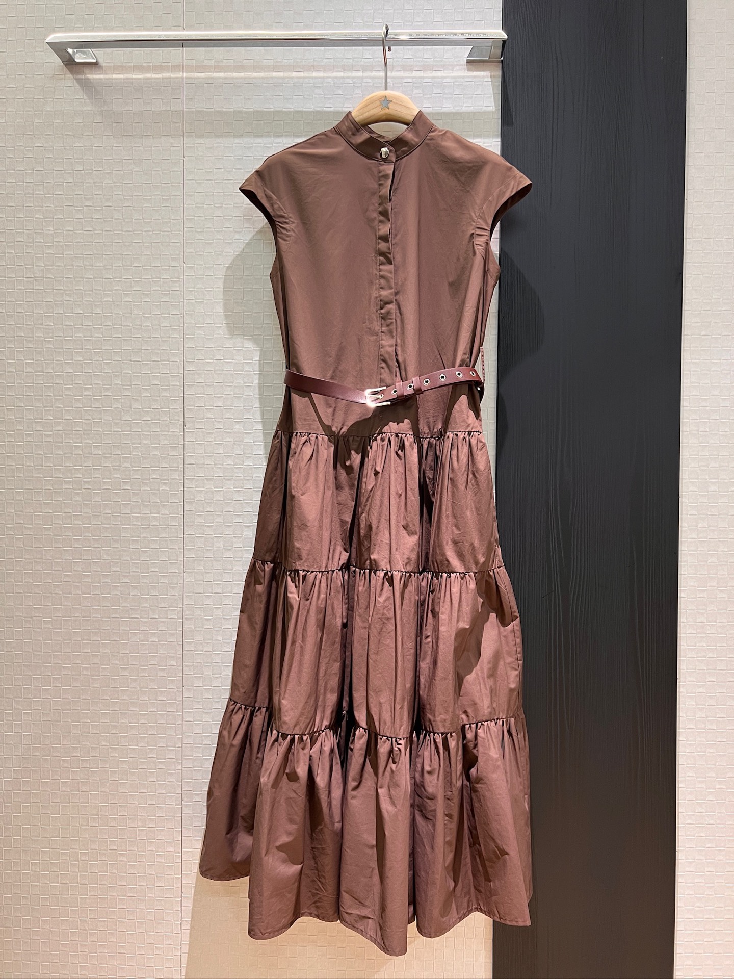NO:328552,New French simple stand-up collar flying sleeve dress, cake long skirt, oversized skirt, delivery belt decoration, pockets on both sides, age-reducing vacation elegant white brown caramel SML, skirts, alexander wang19860909新款法式简约立领飞袖连衣裙 蛋糕长裙超大裙摆 配送腰带装饰 两侧有口袋气质减龄 度假优雅 白色咖色焦糖 SML,,skirts,alexander wang,Women's clothing