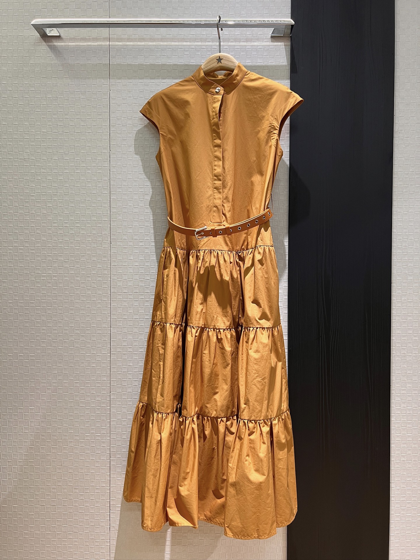 NO:328558,New French simple stand-up collar flying sleeve dress, cake long skirt, oversized skirt, delivery belt decoration, pockets on both sides, age-reducing vacation elegant white brown caramel SML, skirts, alexander wang19860909新款法式简约立领飞袖连衣裙 蛋糕长裙超大裙摆 配送腰带装饰 两侧有口袋气质减龄 度假优雅 白色咖色焦糖 SML,,skirts,alexander wang,Women's clothing