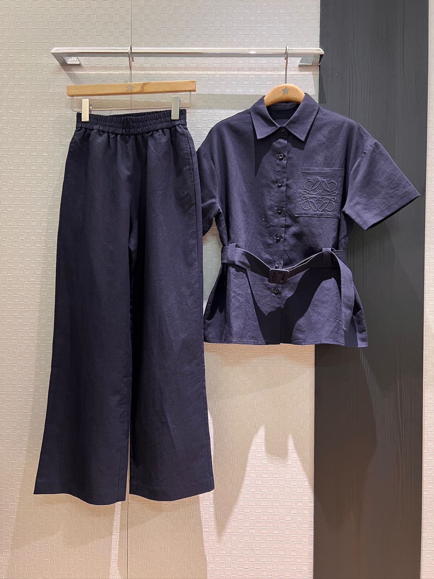 NO:328535,New style is coming to old money style casual linen suit belted decorative short-sleeved shirt with wide-leg pants Classic embroidered logo badge Elastic waist Successful and handsome Commuting fashionable sweet and cool age-reducing Dark blue light blue yellow SML, T-shirt,alexander wang19860909新款来袭老钱风 休闲亚麻套装 系腰带装饰短袖衬衣搭配阔腿裤 经典刺绣logo徽章 松紧腰 干练帅气 通勤时尚甜酷减龄 深蓝浅蓝黄色 SML,,T-shirt,alexander wang,Women's clothing