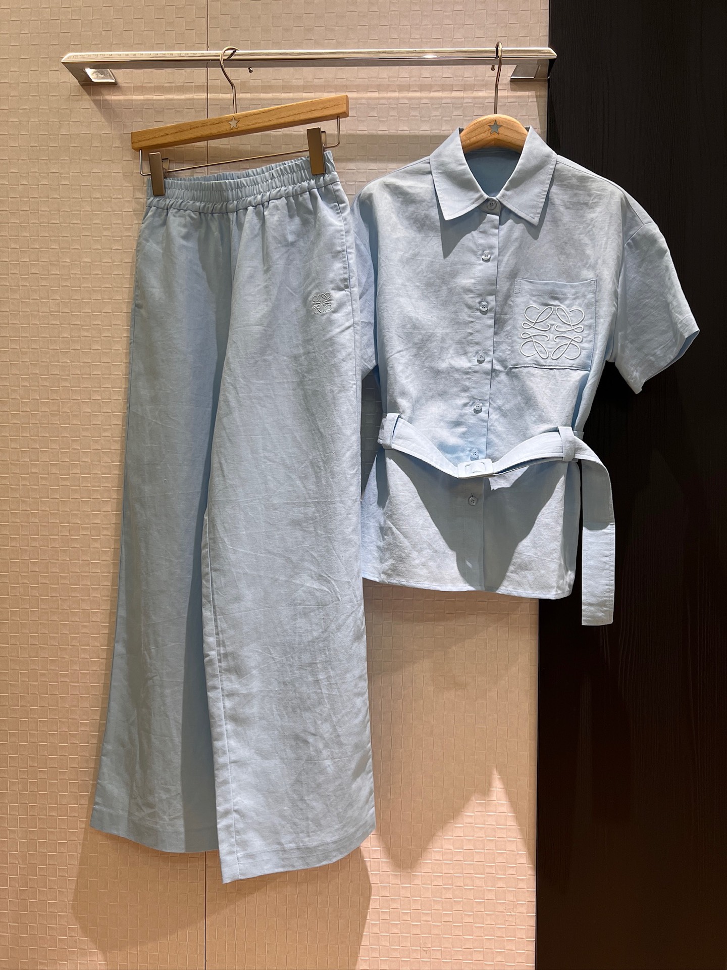 NO:328541,New style is coming to old money style casual linen suit belted decorative short-sleeved shirt with wide-leg pants Classic embroidered logo badge Elastic waist Successful and handsome Commuting fashionable sweet and cool age-reducing Dark blue light blue yellow SML, T-shirt,alexander wang19860909新款来袭老钱风 休闲亚麻套装 系腰带装饰短袖衬衣搭配阔腿裤 经典刺绣logo徽章 松紧腰 干练帅气 通勤时尚甜酷减龄 深蓝浅蓝黄色 SML,,T-shirt,alexander wang,Women's clothing